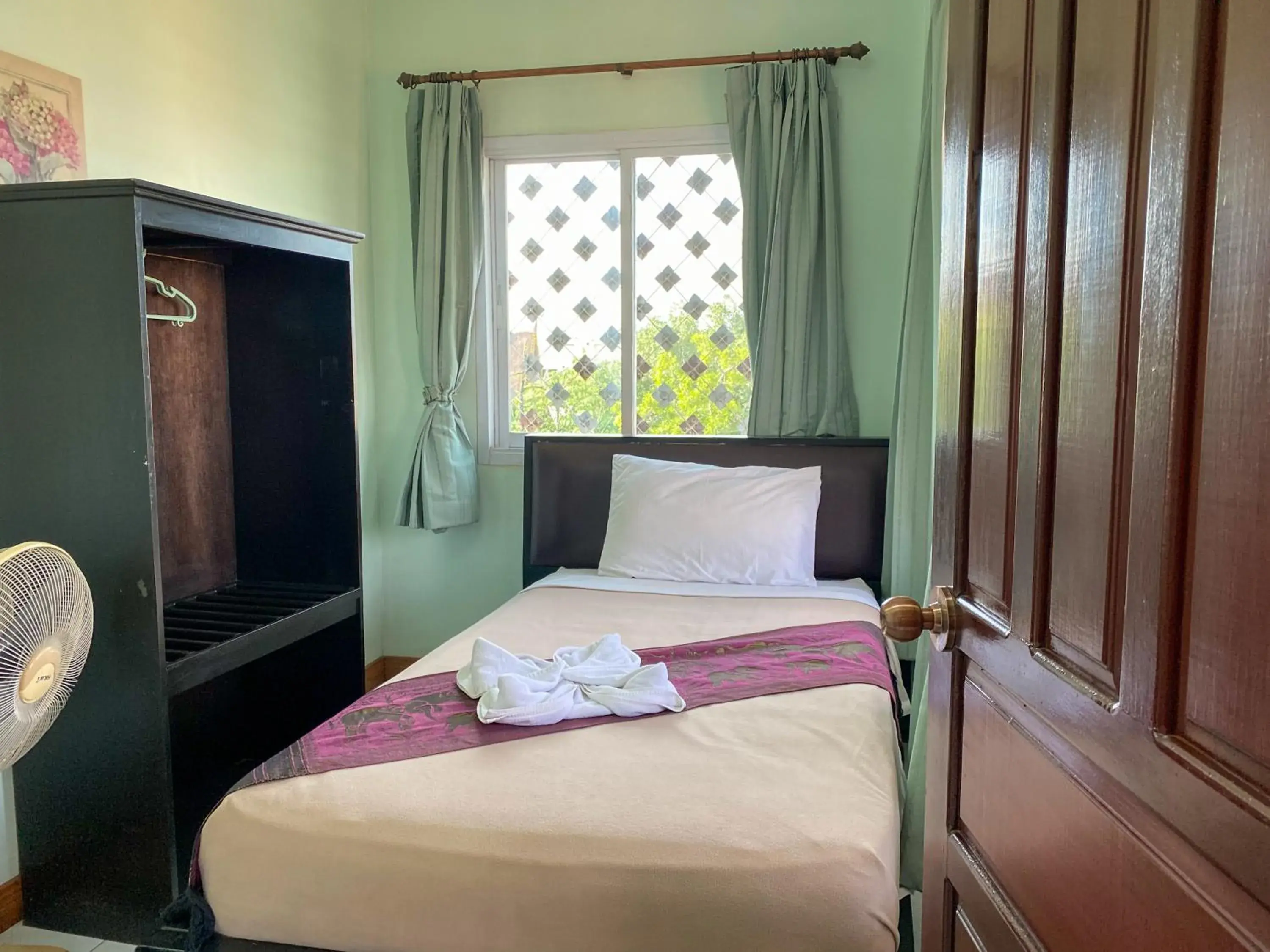 Single Room with Shared Bathroom - single occupancy in Mixay Paradise Hotel Single Room with Shared Bathroom - single occupancy in Mixay Paradise Hotel