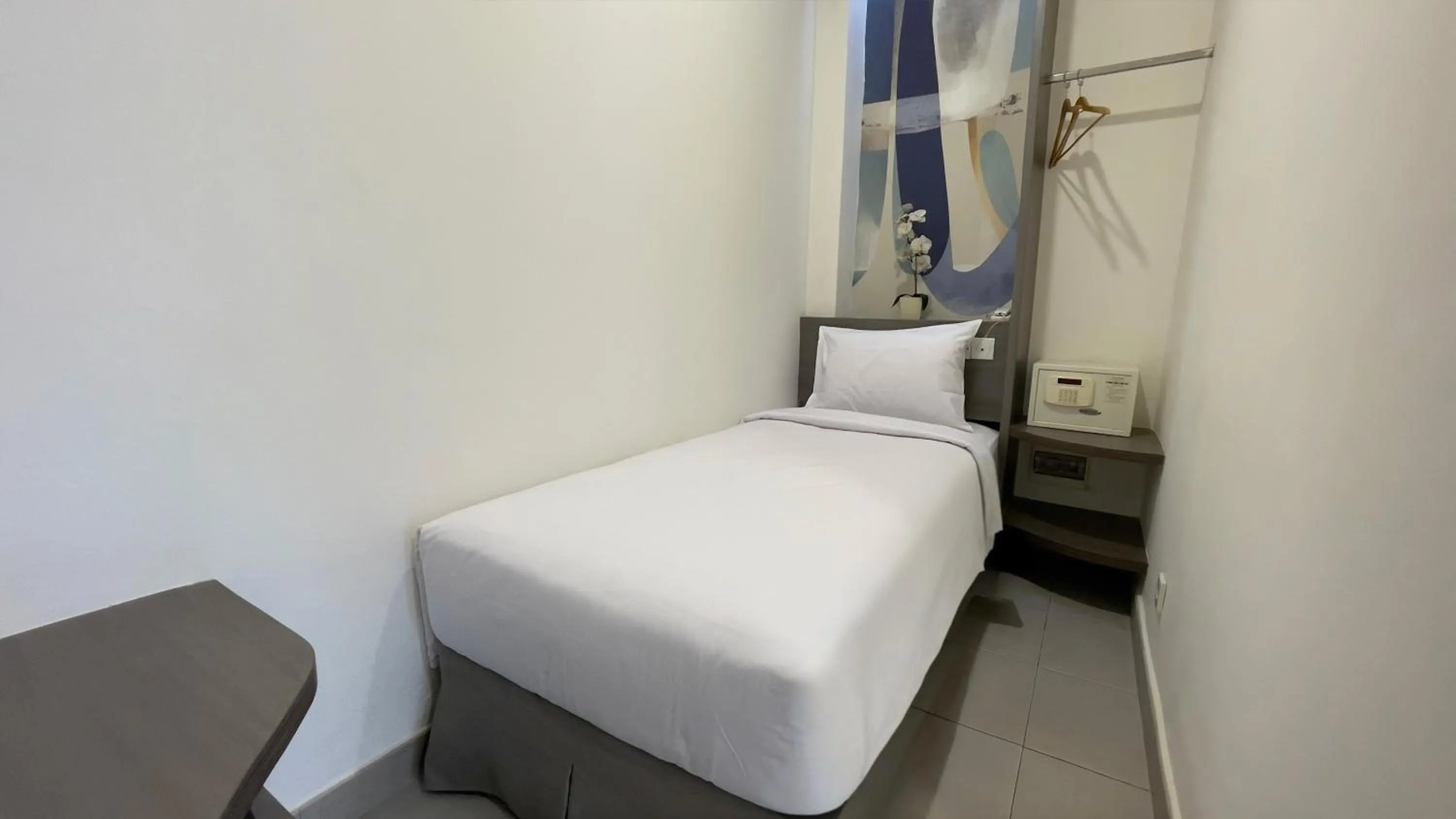 Bedroom, Bed in Hotel 88 Kedoya Jakarta