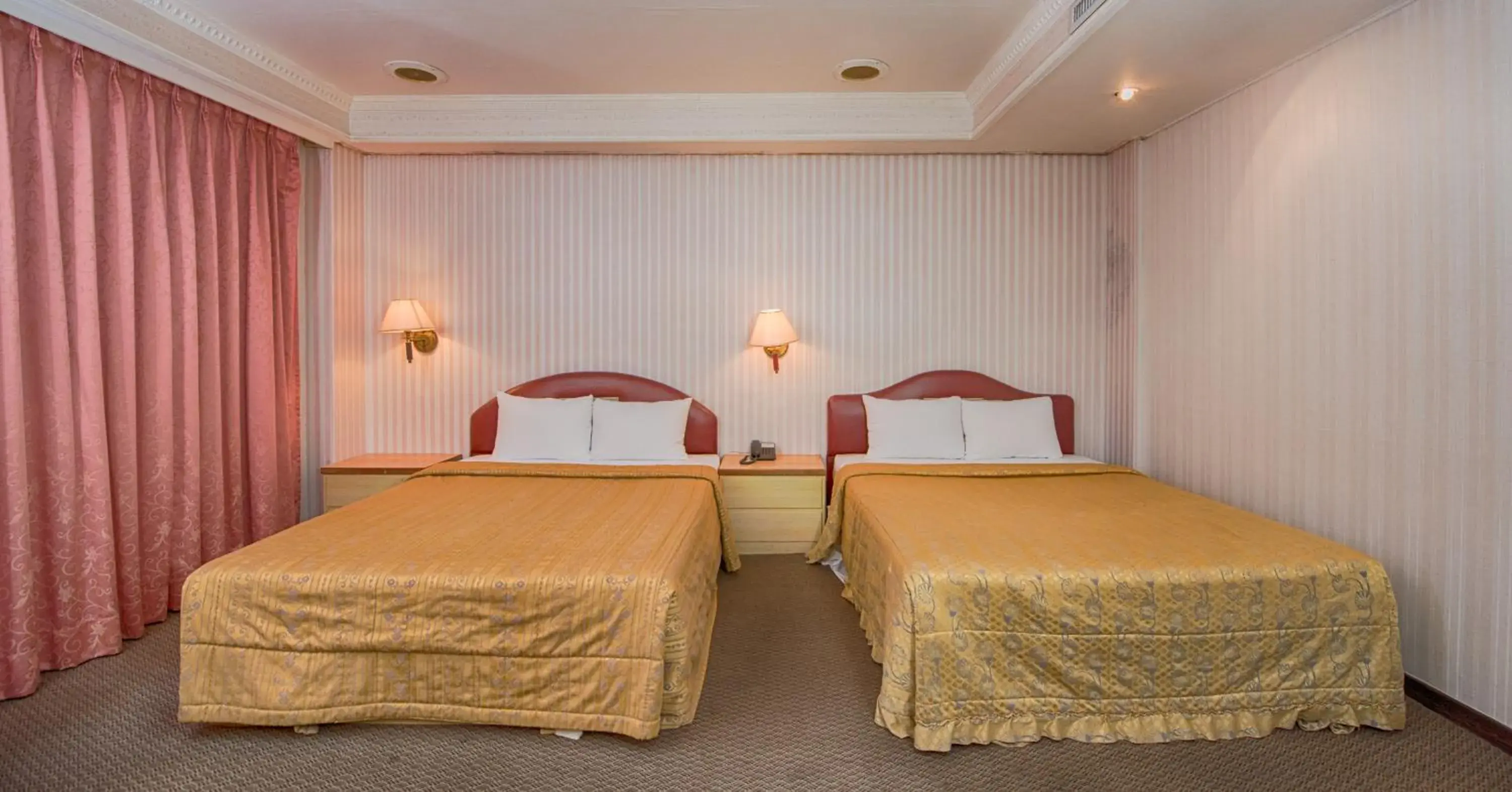 Comfort Quadruple Room in Empire Hotel Comfort Quadruple Room in Empire Hotel