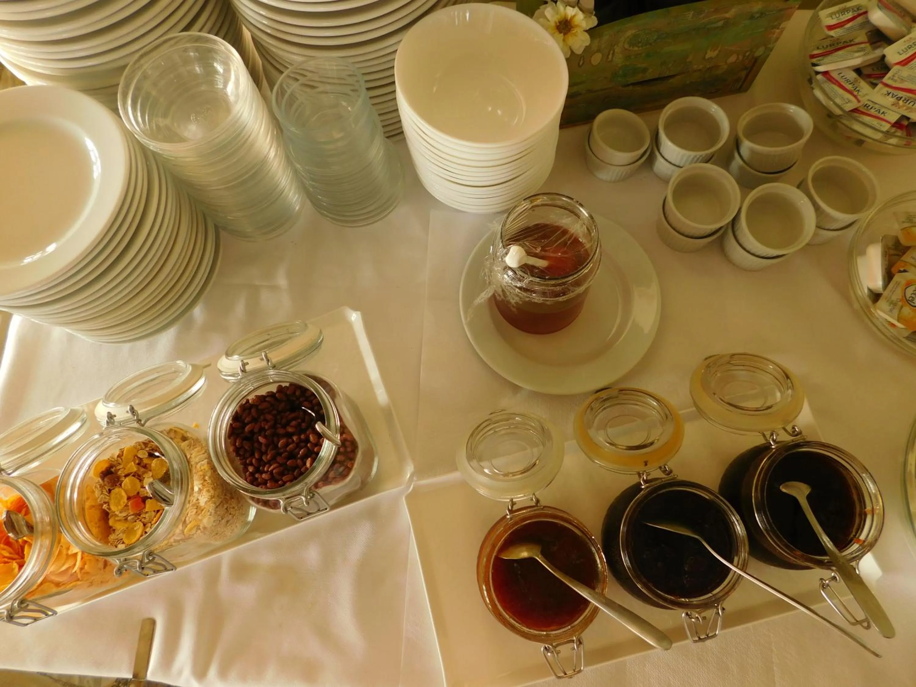 Buffet breakfast in Marabou Hotel Chorefto