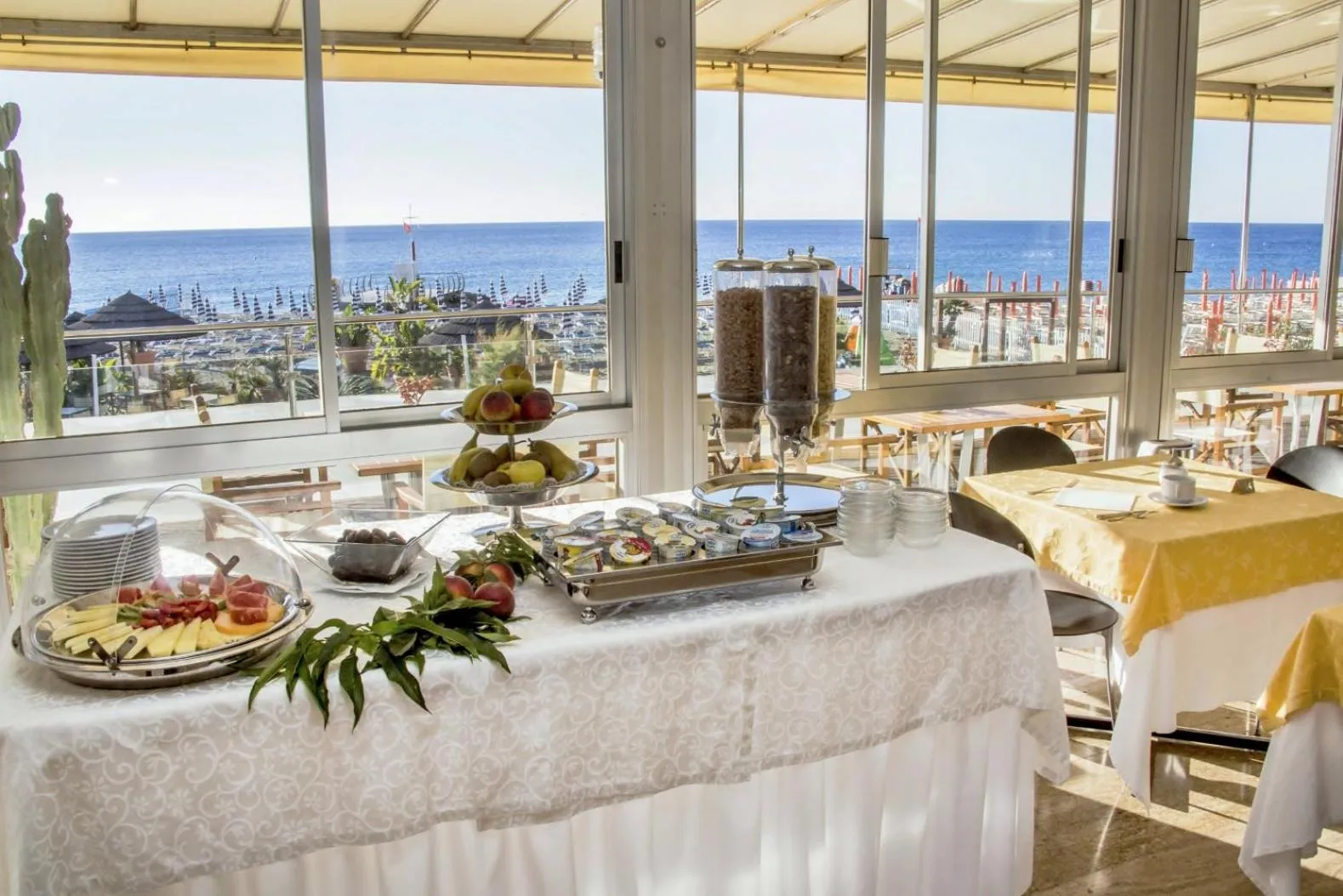 Restaurant/places to eat in Hotel Tirreno