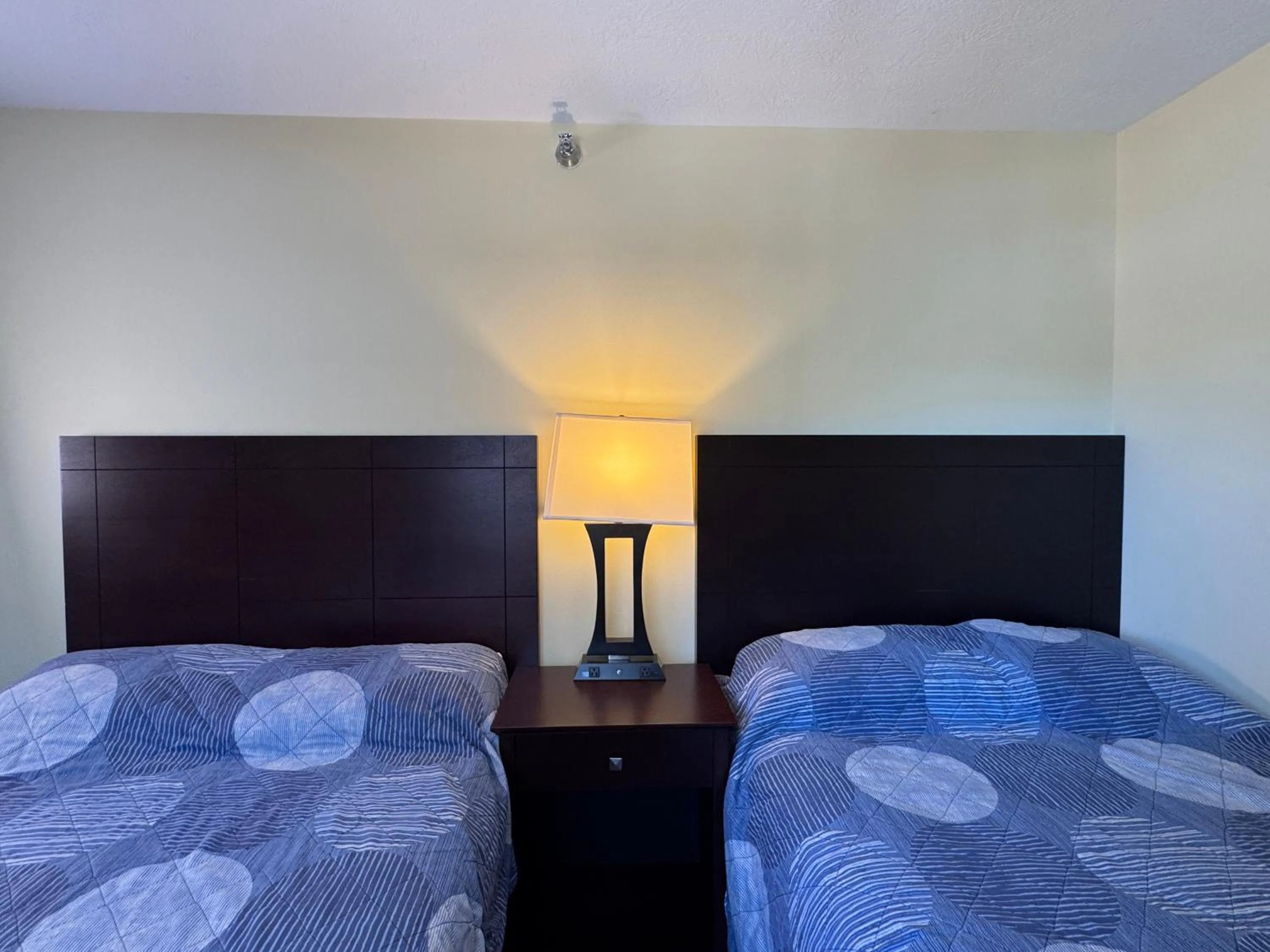 Bed in Put-in-Bay Poolview Condo #5