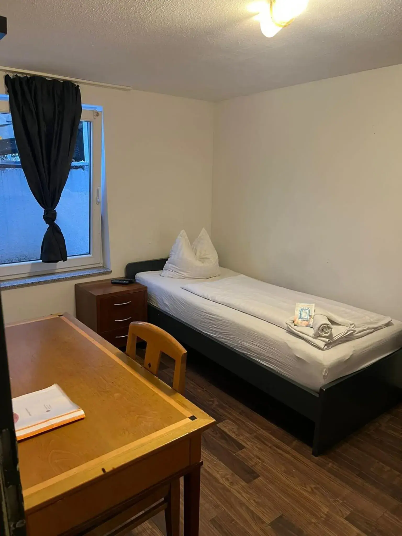 Single Room with Shared Bathroom - Basement in GZ Hostel Bonn Single Room with Shared Bathroom - Basement in GZ Hostel Bonn