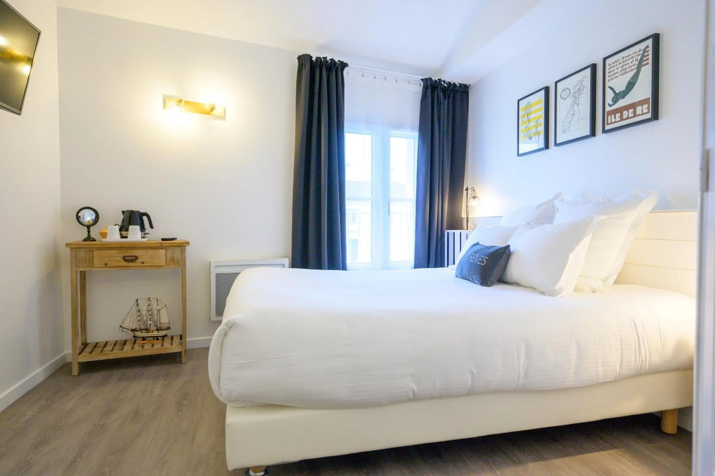 Bed in Hôtel La Jetée