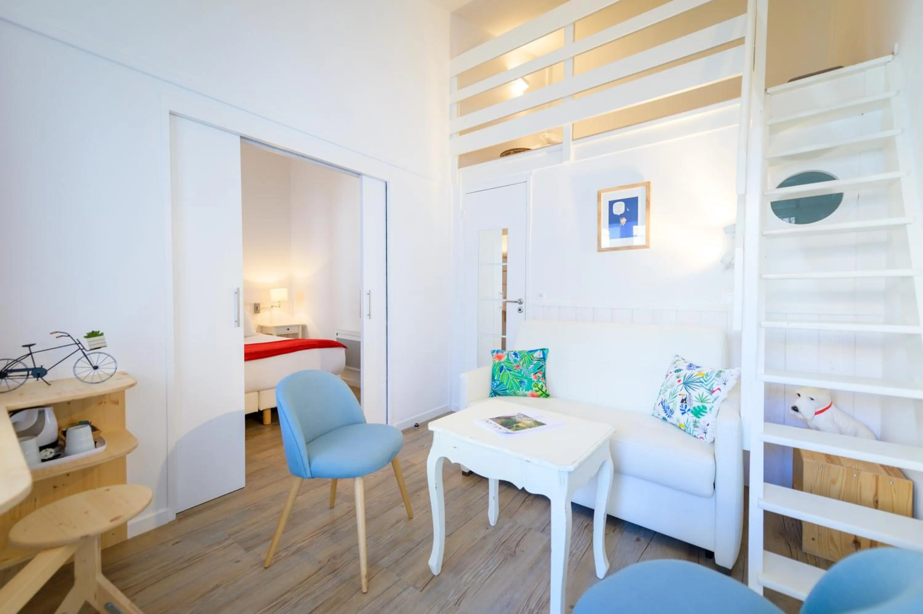 Seating area, Bed in Hôtel La Jetée