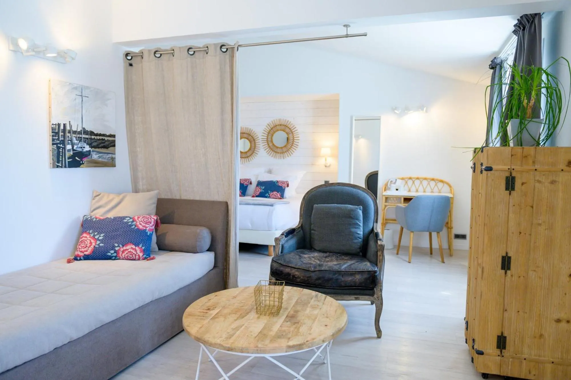 Photo of the whole room, Bed in Hôtel La Jetée