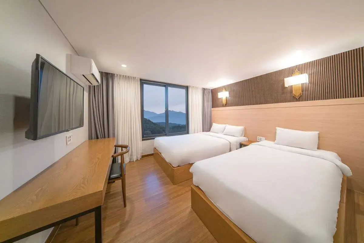 Standard Twin Room with Mountain View ( Breakfast for 2) in Two Y Hotel Standard Twin Room with Mountain View ( Breakfast for 2) in Two Y Hotel