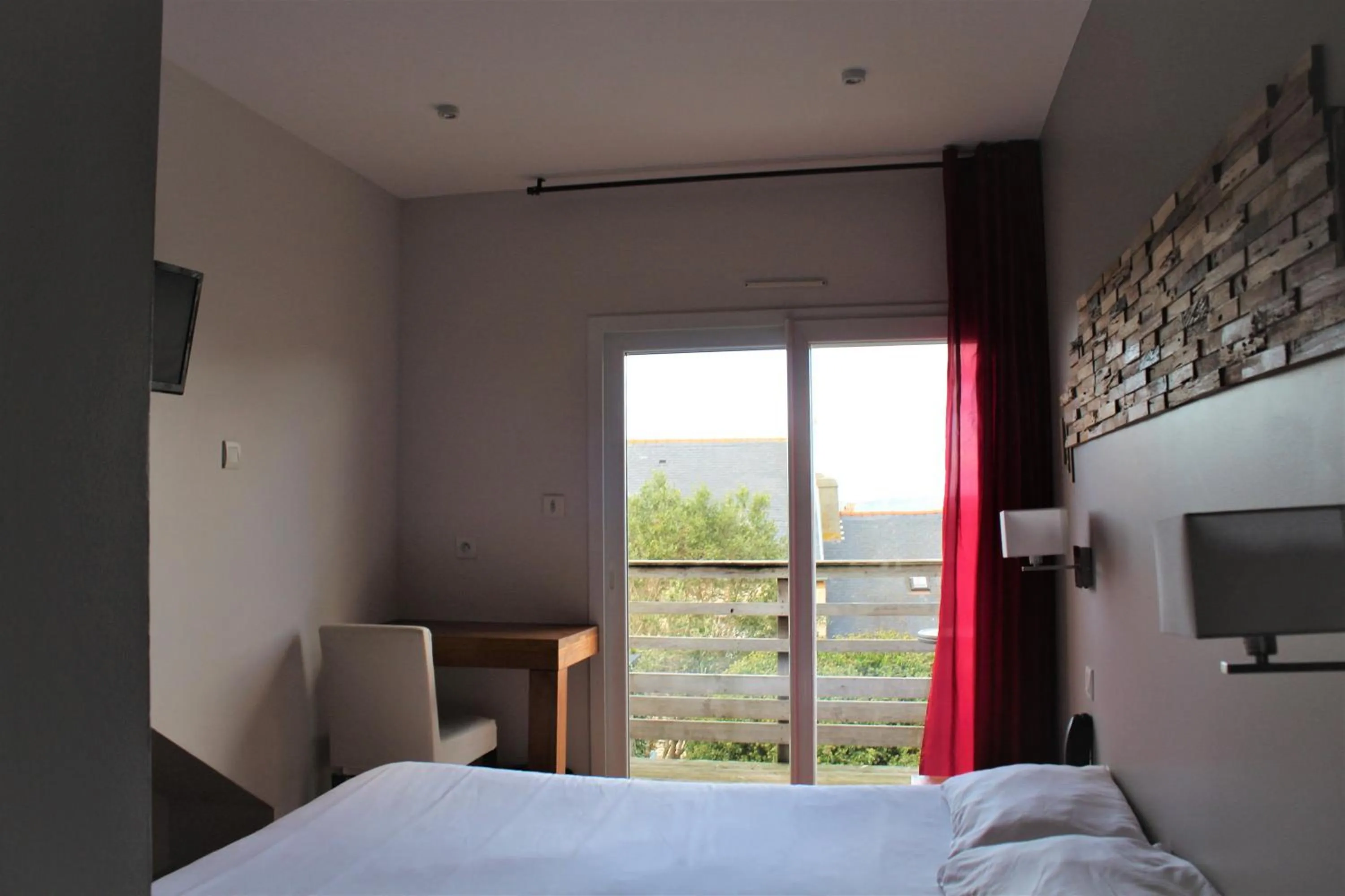 Balcony/Terrace, Bed in Hotel Au Bout Du Monde