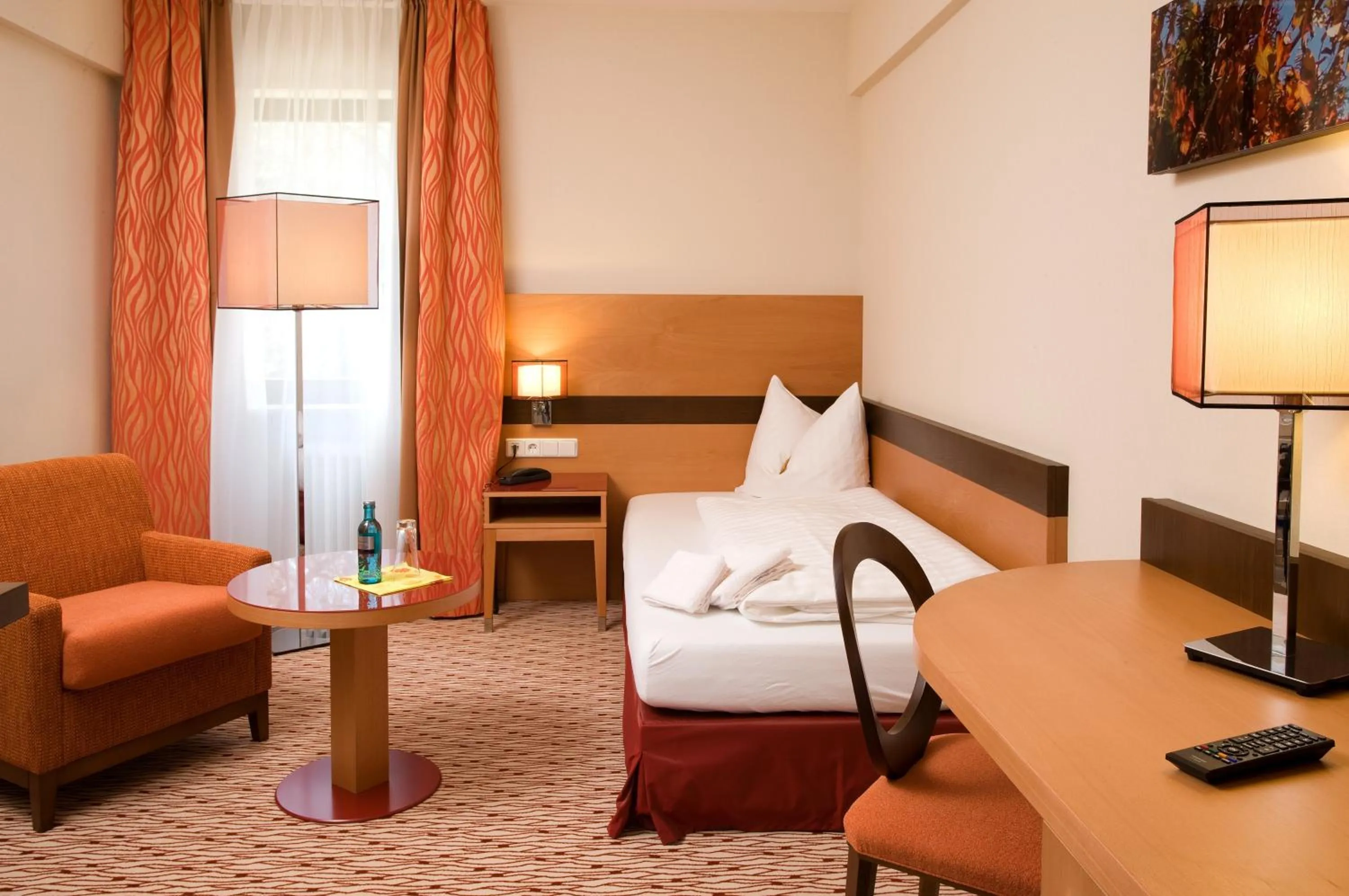 Bedroom, Bed in TaunusTagungsHotel