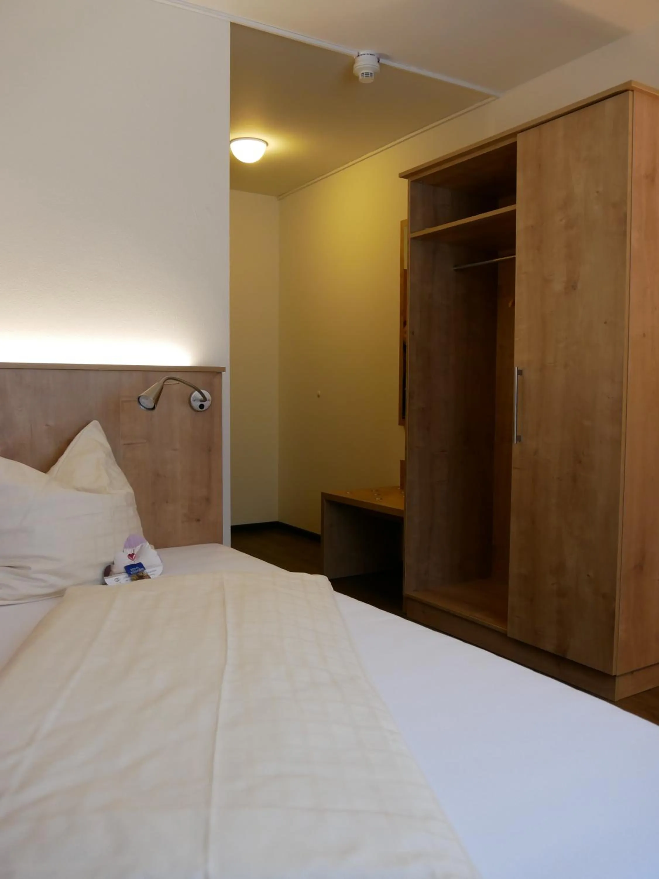 Bedroom, Bed in TaunusTagungsHotel