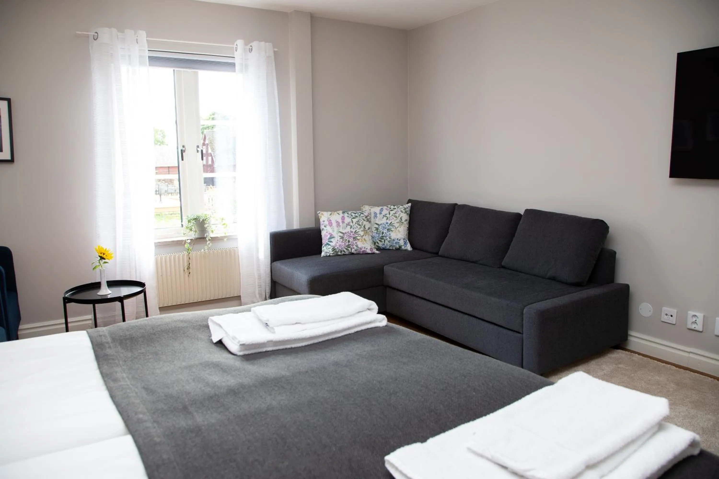 Seating area, Bed in Halltorps Gästgiveri