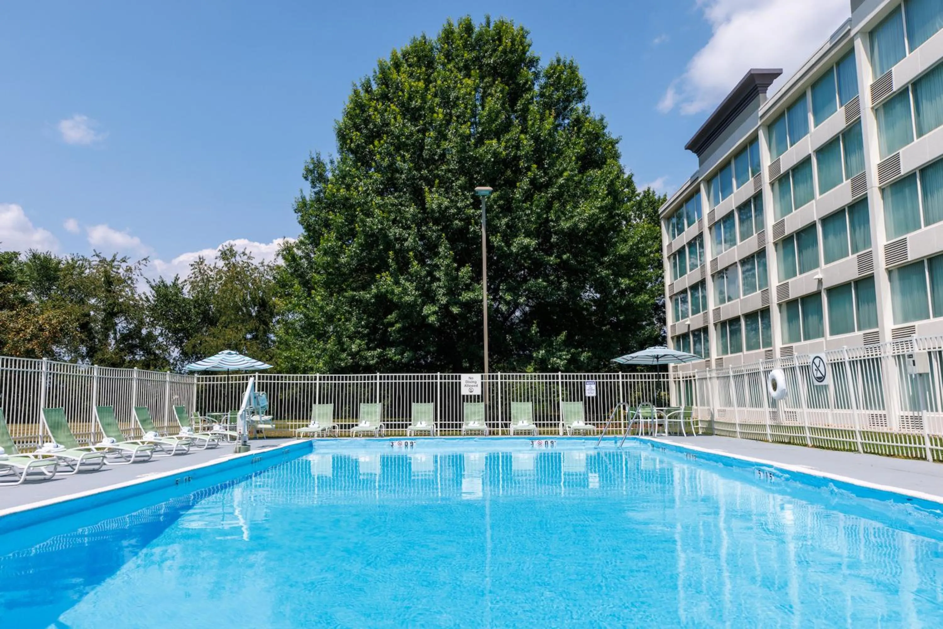 Swimming pool in Holiday Inn Weirton-Steubenville Area