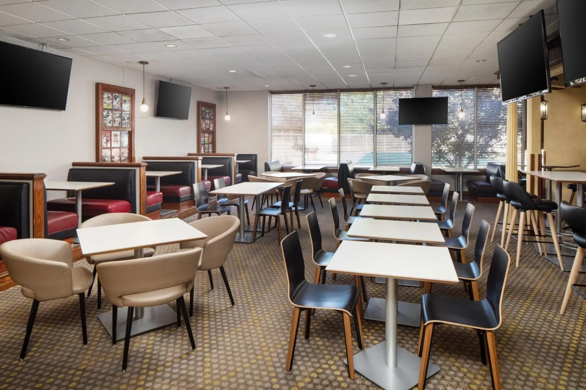 Restaurant/places to eat in Holiday Inn Weirton-Steubenville Area