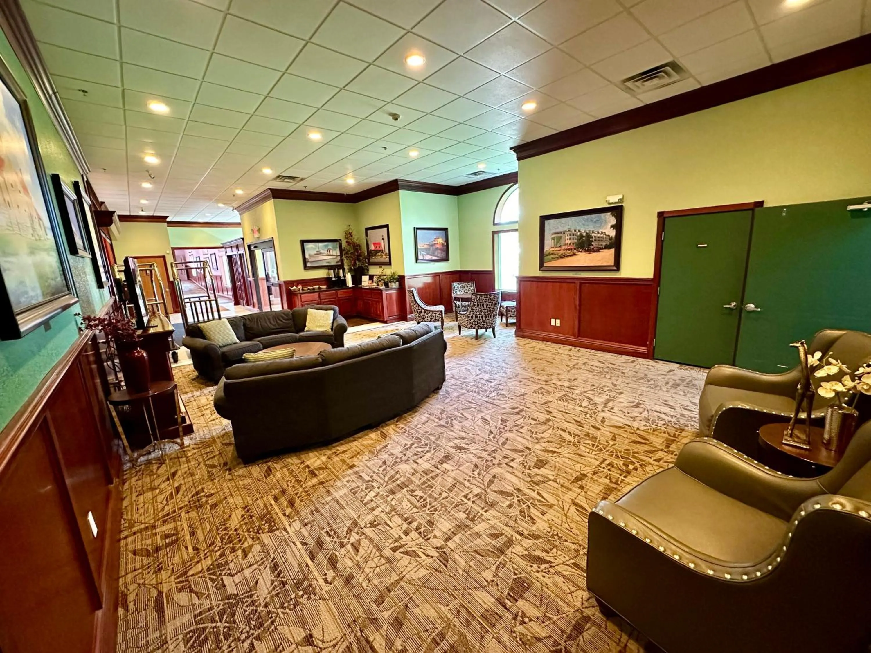 Lobby or reception in Mackinaw Beach and Bay Inn & Suites