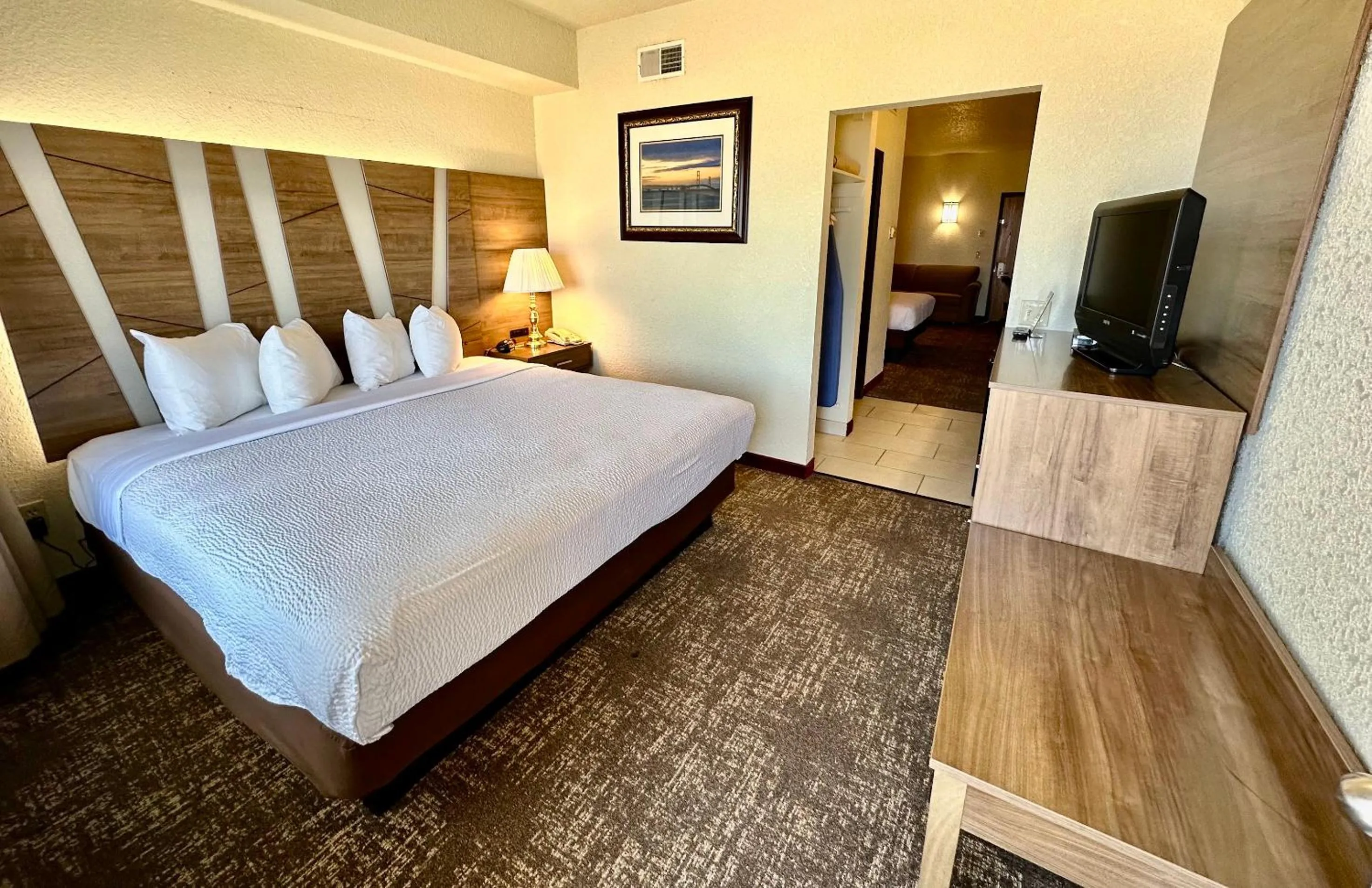 TV and multimedia, Bed in Mackinaw Beach and Bay Inn & Suites