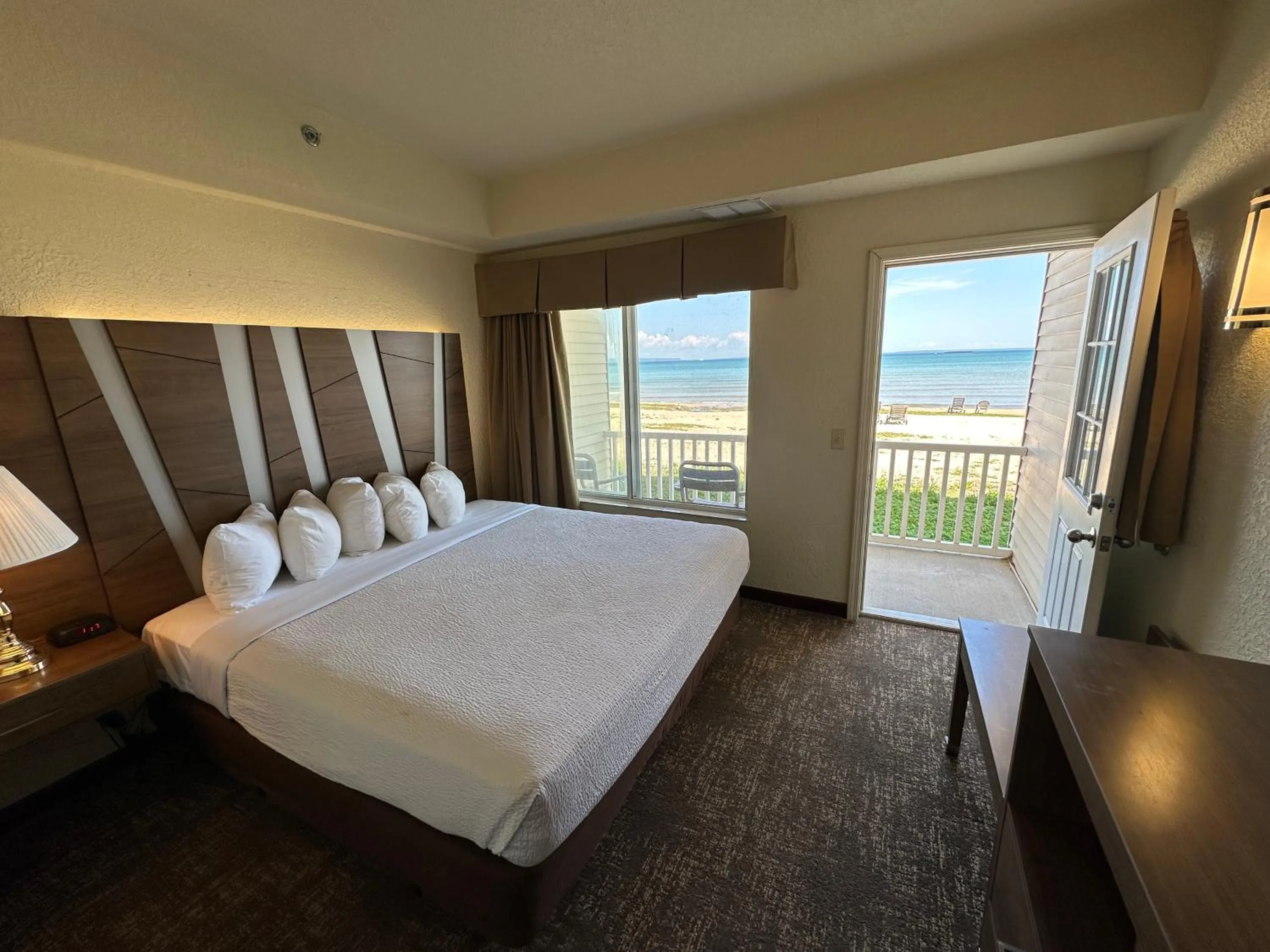 Balcony/Terrace, Bed in Mackinaw Beach and Bay Inn & Suites