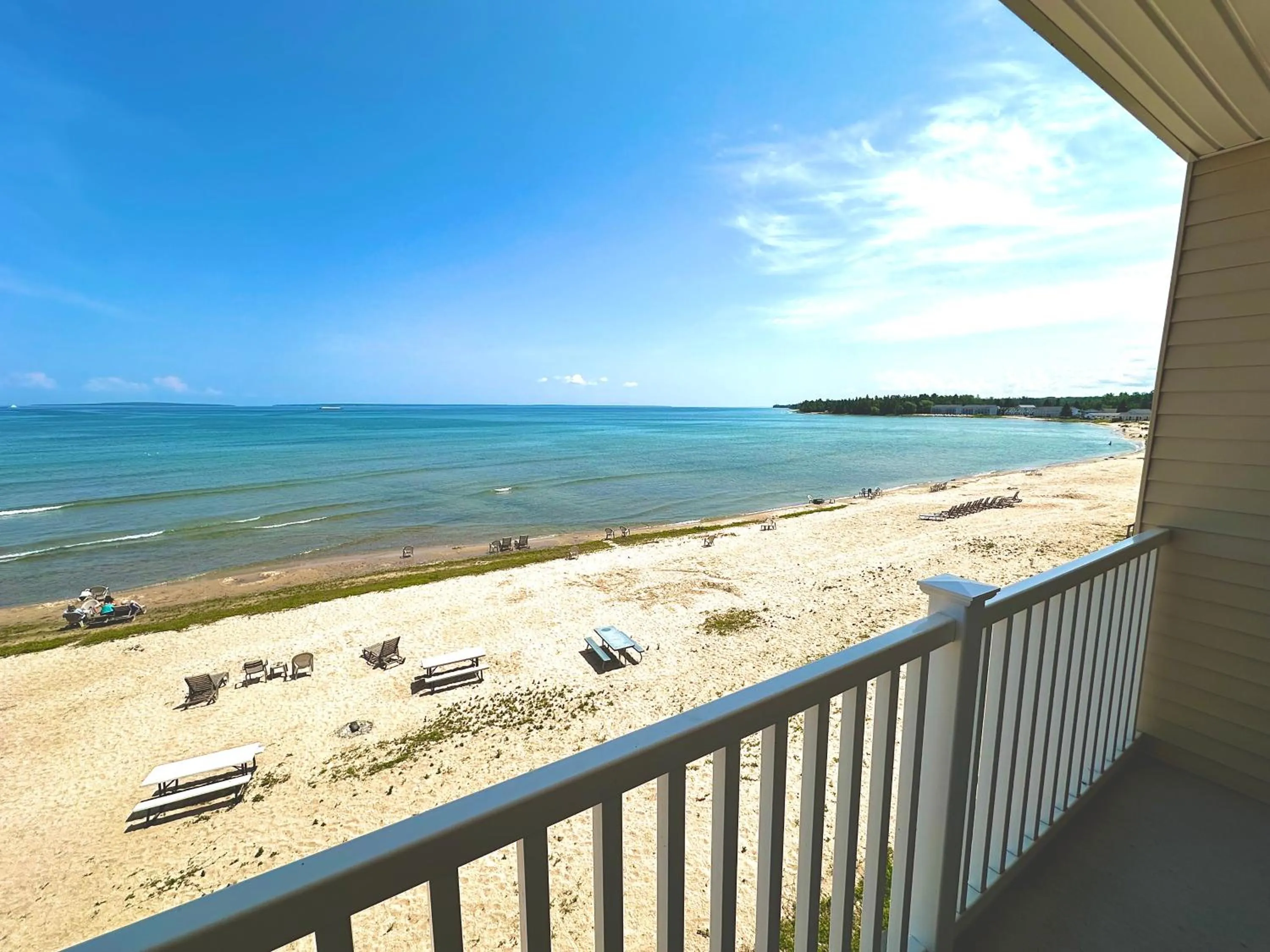 Lake view in Mackinaw Beach and Bay Inn & Suites