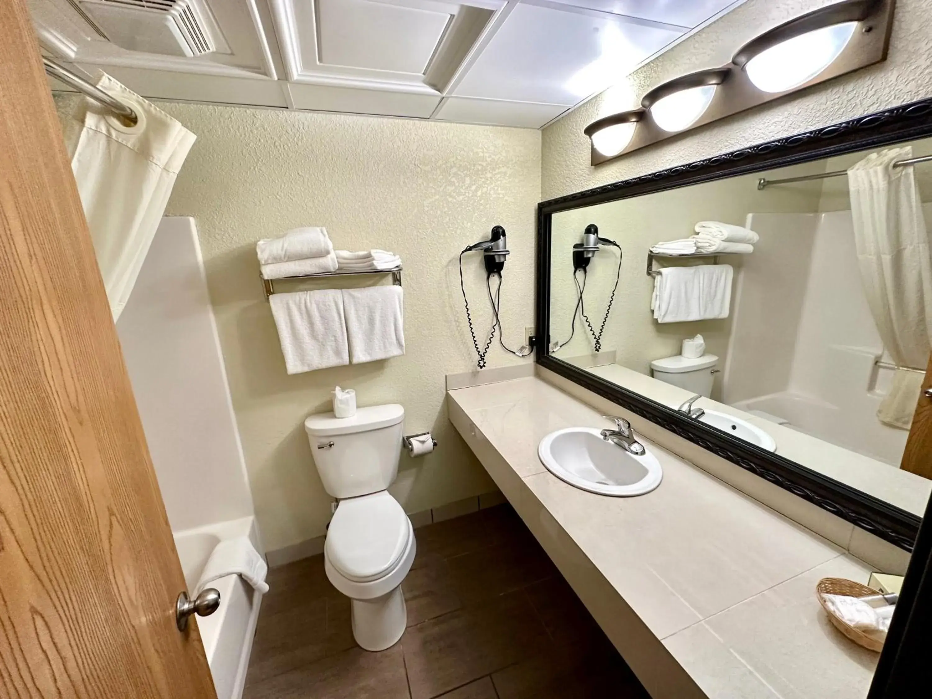 King Room in Mackinaw Beach and Bay Inn & Suites King Room in Mackinaw Beach and Bay Inn & Suites