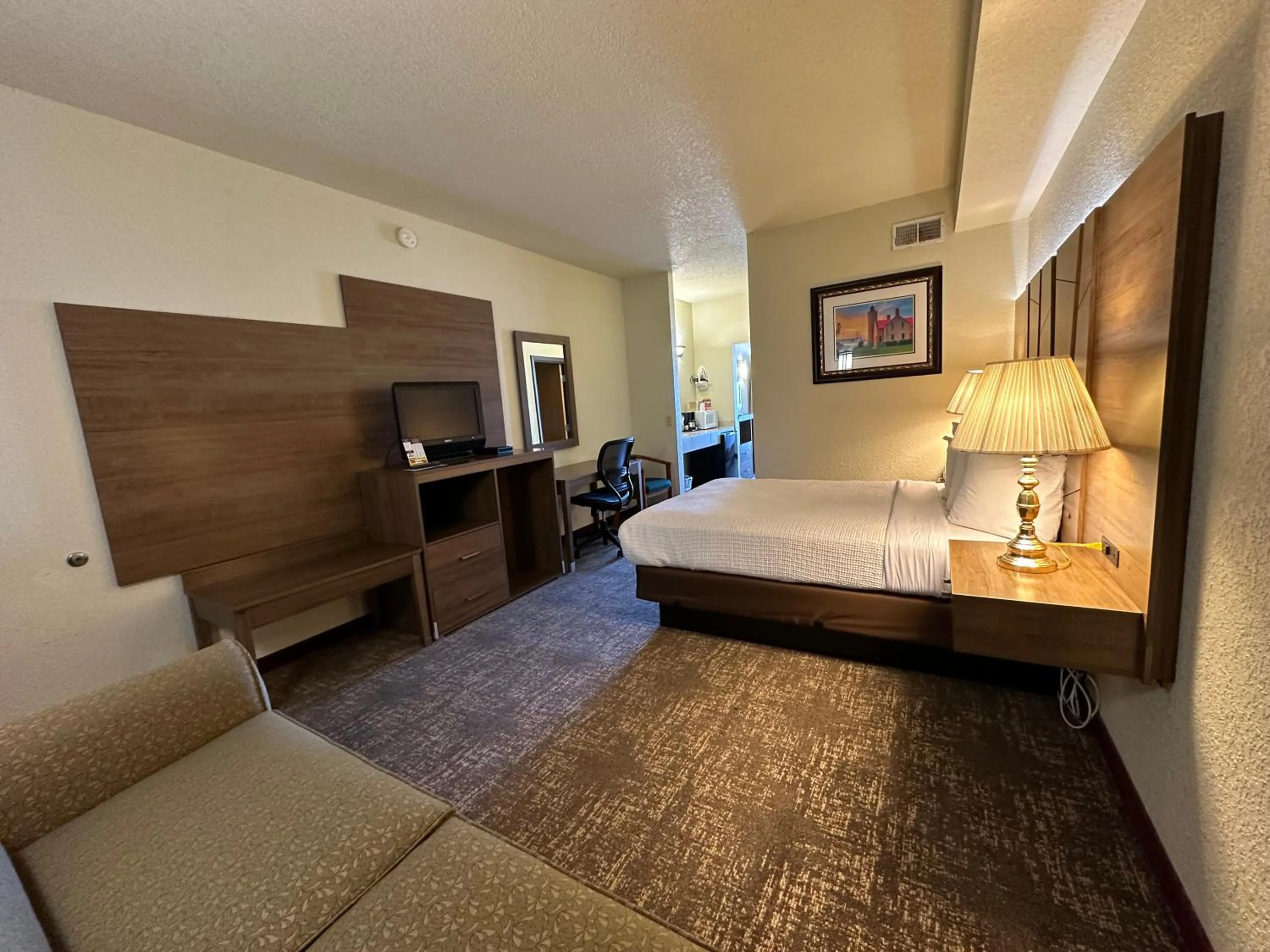 Bed in Mackinaw Beach and Bay Inn & Suites