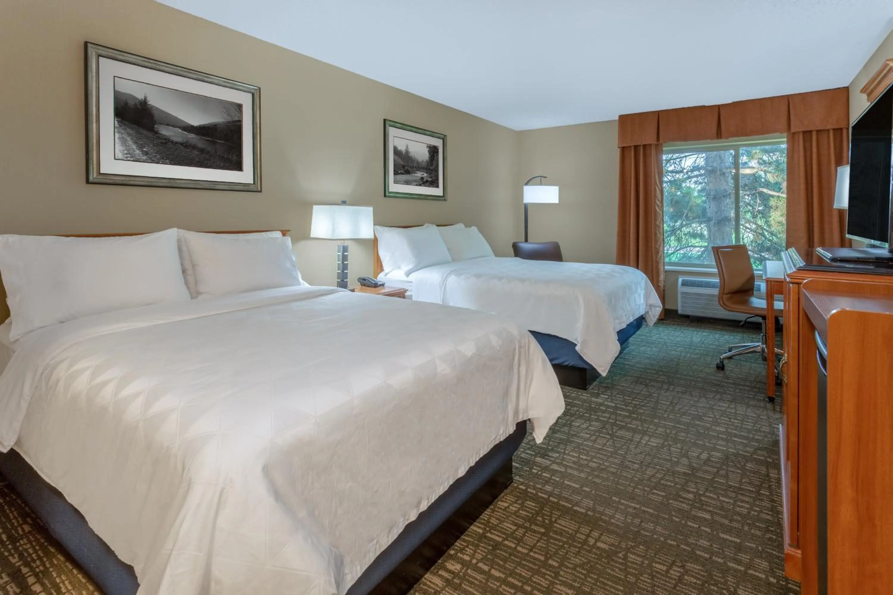 Photo of the whole room, Bed in Holiday Inn Missoula Downtown by IHG