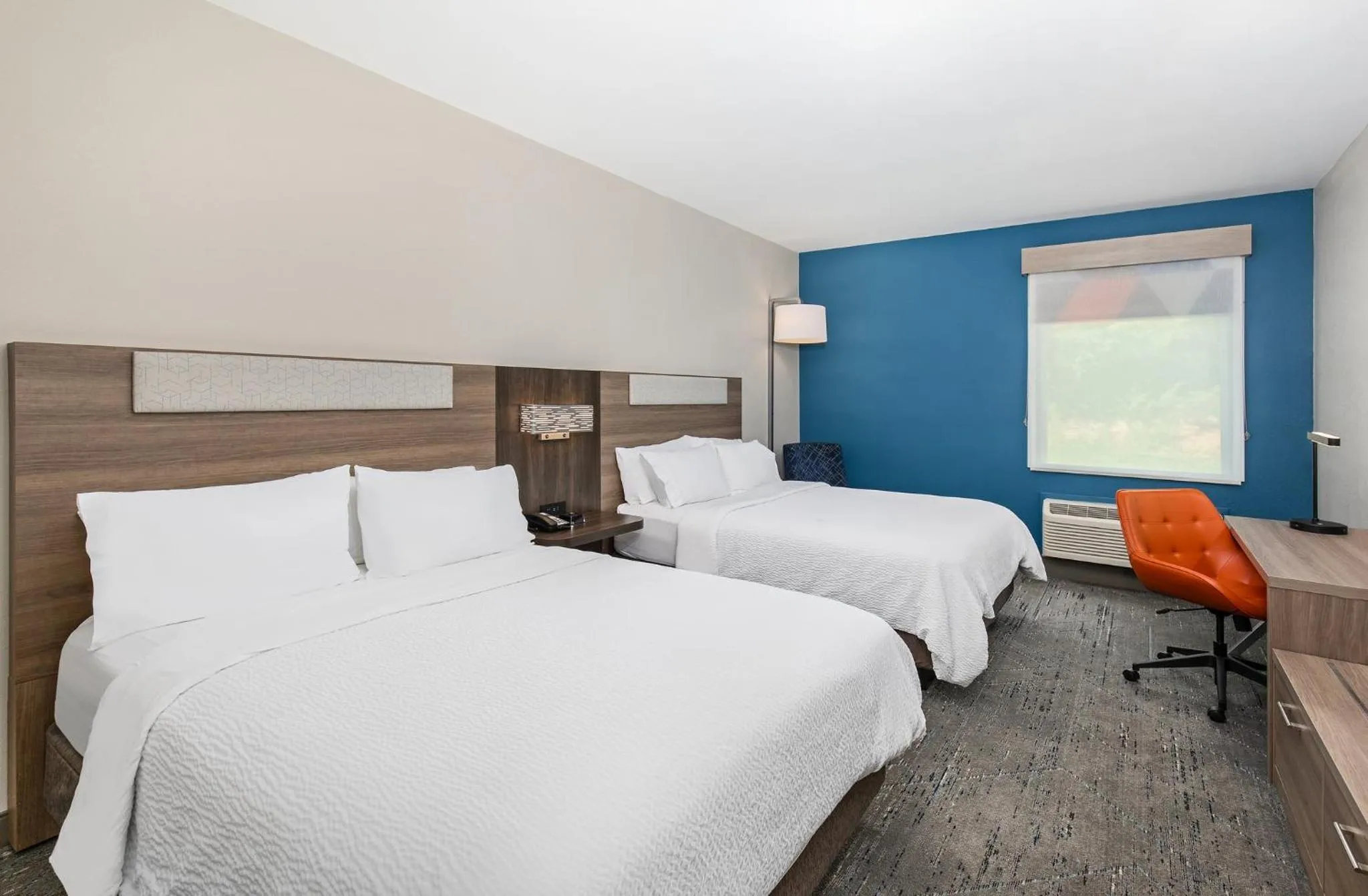 Photo of the whole room, Bed in Holiday Inn Express Hurricane Mills Waverly by IHG