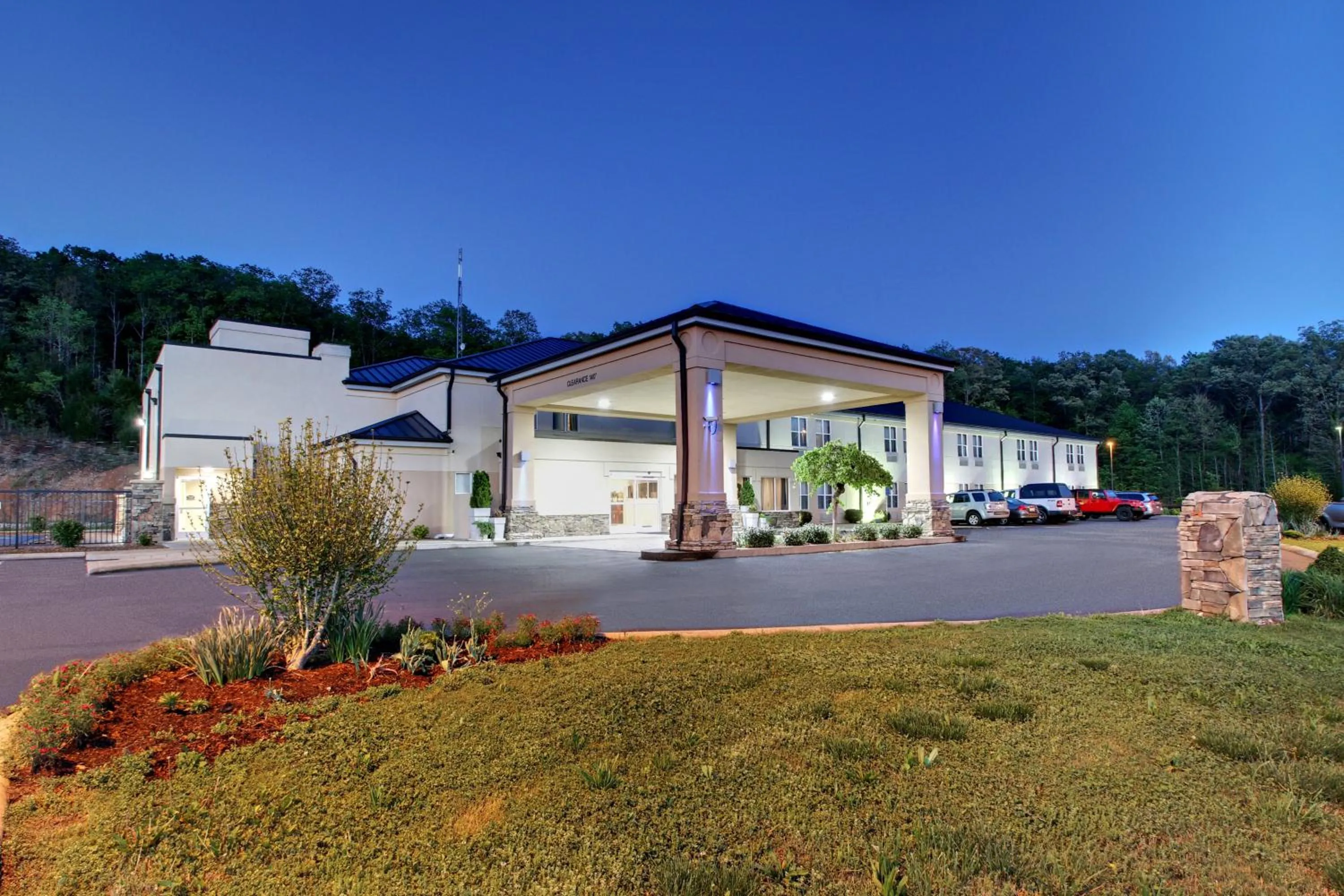 Property building in Holiday Inn Express Hurricane Mills Waverly by IHG