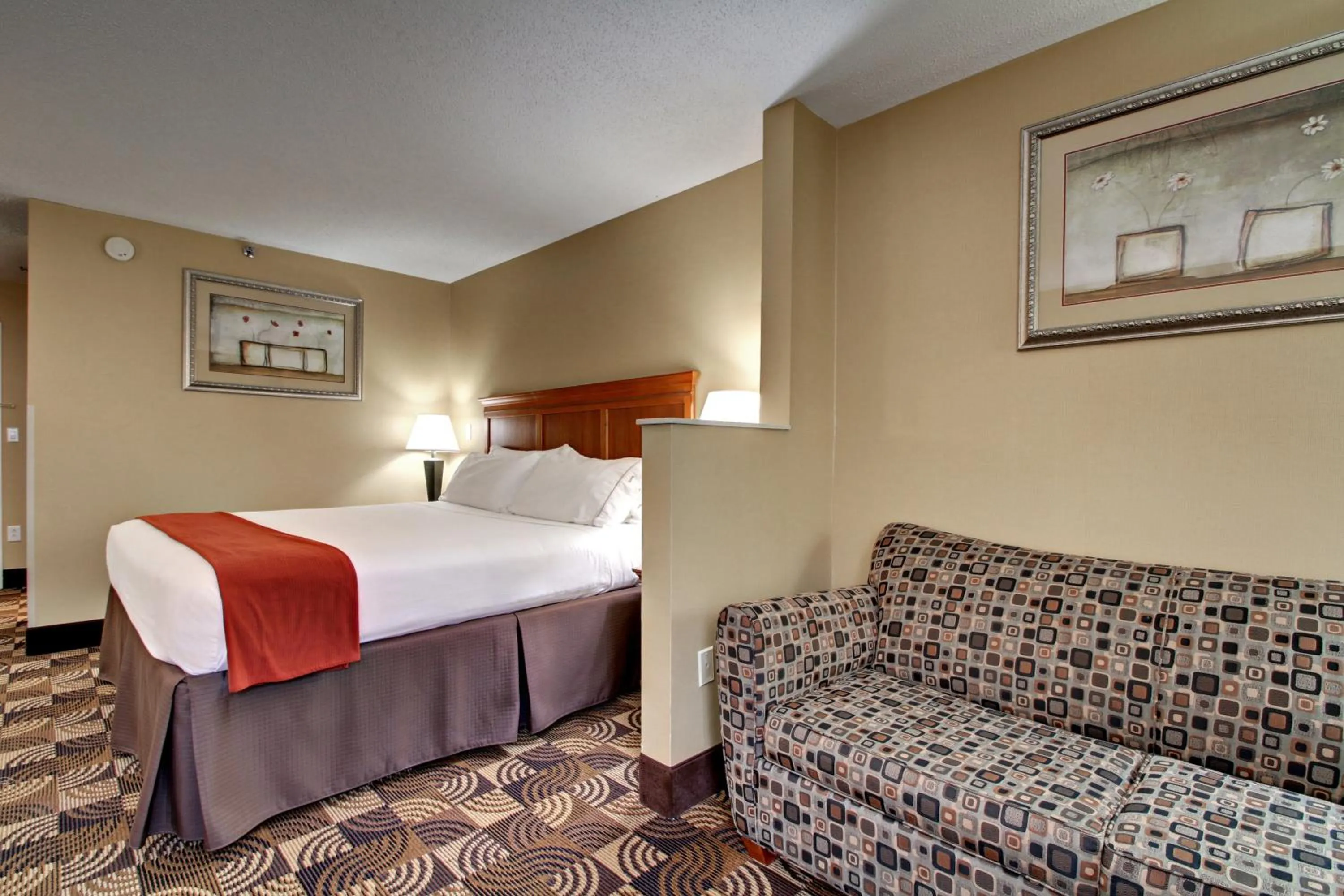 Photo of the whole room, Bed in Holiday Inn Express Hurricane Mills Waverly by IHG