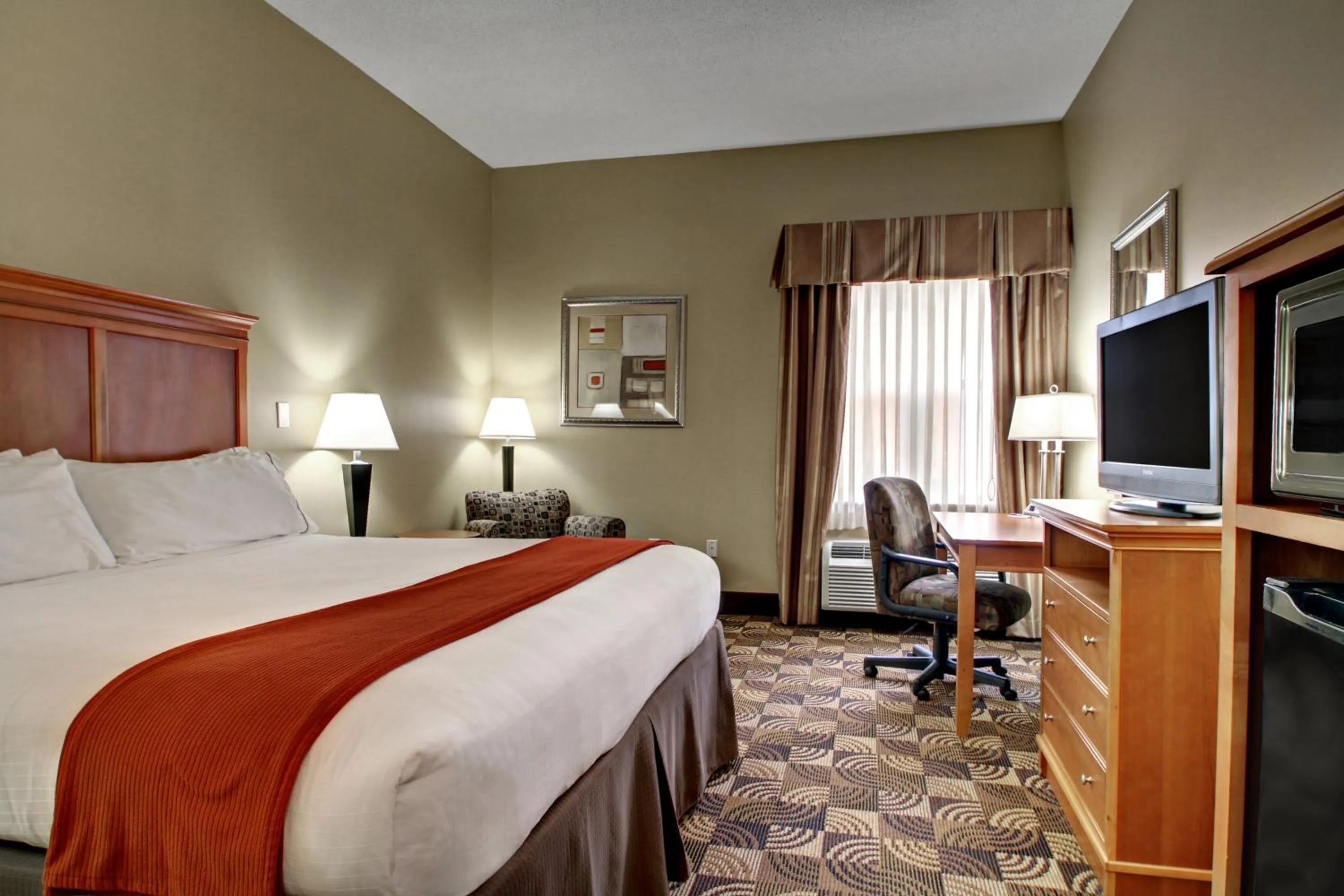 Photo of the whole room, Bed in Holiday Inn Express Hurricane Mills Waverly by IHG