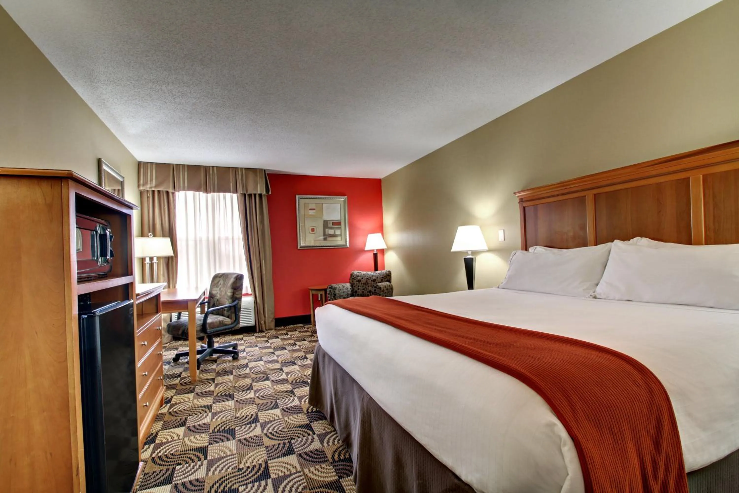 Photo of the whole room, Bed in Holiday Inn Express Hurricane Mills Waverly by IHG
