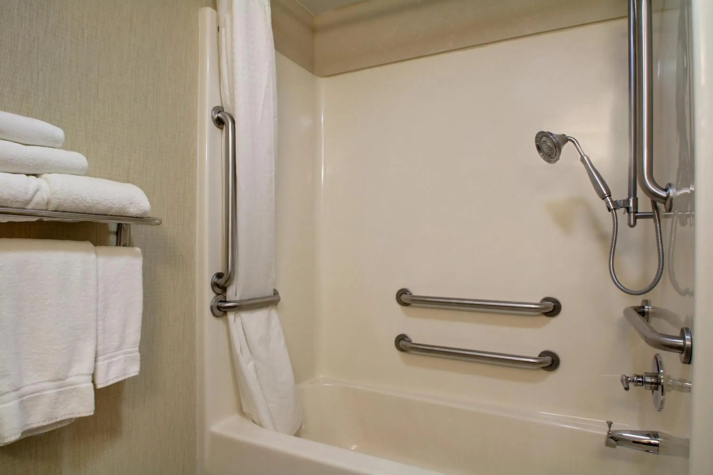 Queen Room with Two Queen Beds - Mobility Access Tub/Non-Smoking in Holiday Inn Express Hurricane Mills Waverly by IHG Queen Room with Two Queen Beds - Mobility Access Tub/Non-Smoking in Holiday Inn Express Hurricane Mills Waverly by IHG