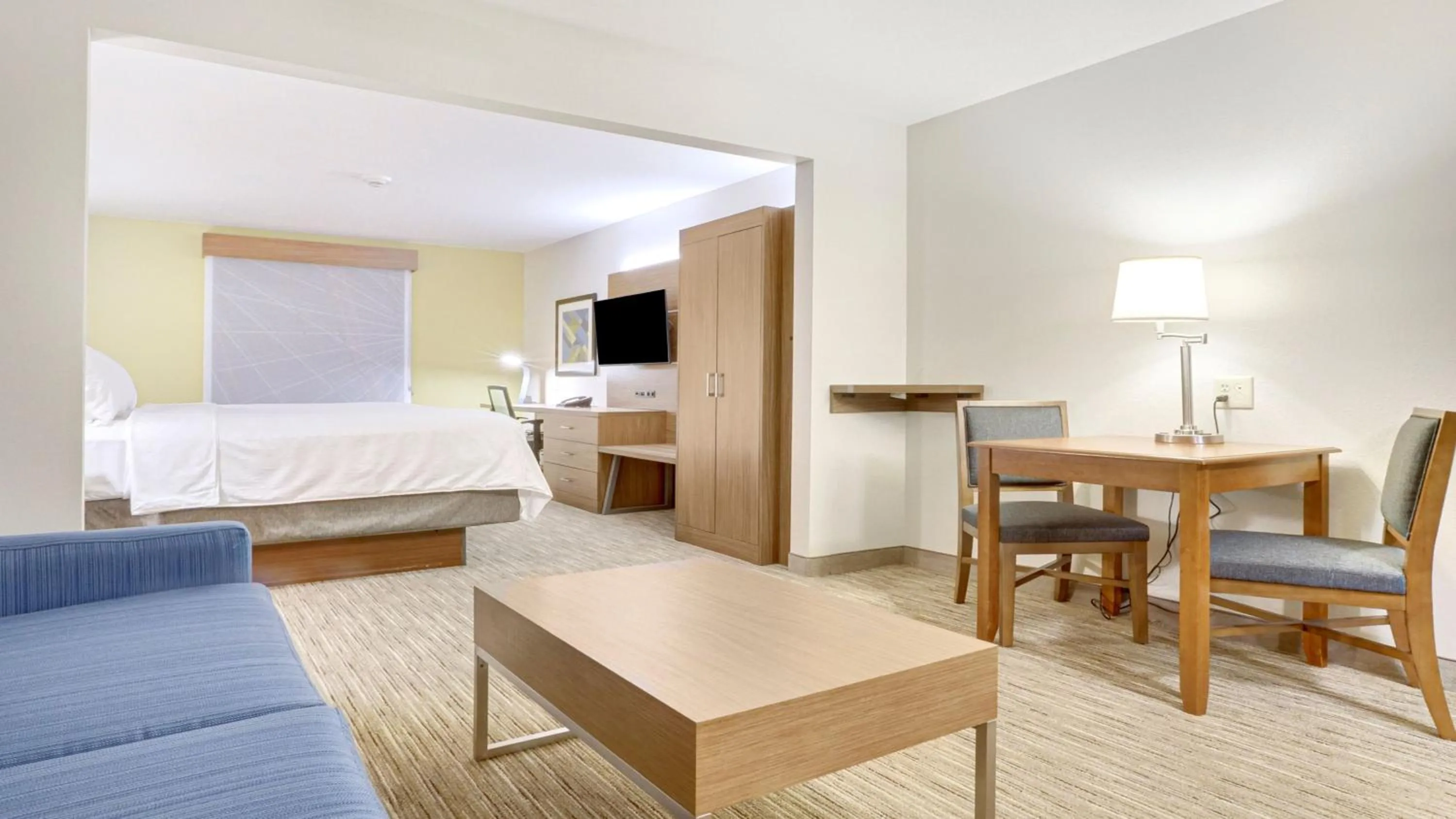Photo of the whole room, Bed in Holiday Inn Express Hotel & Suites Portland by IHG