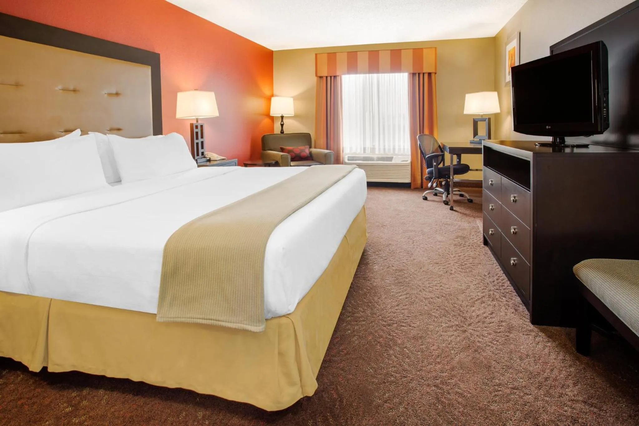 Photo of the whole room, Bed in Muncie Place Hotel & Suites