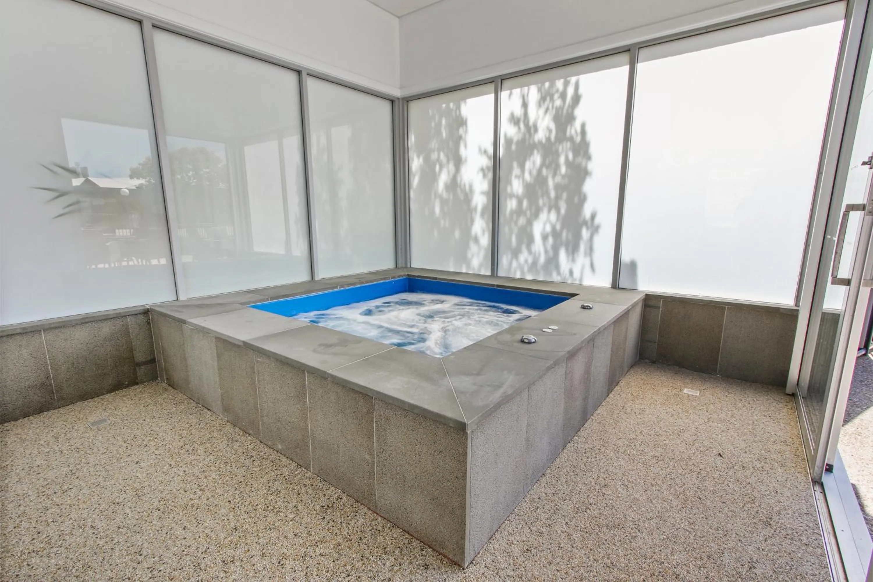 Hot Tub, Bed in Bellevue On The Lakes