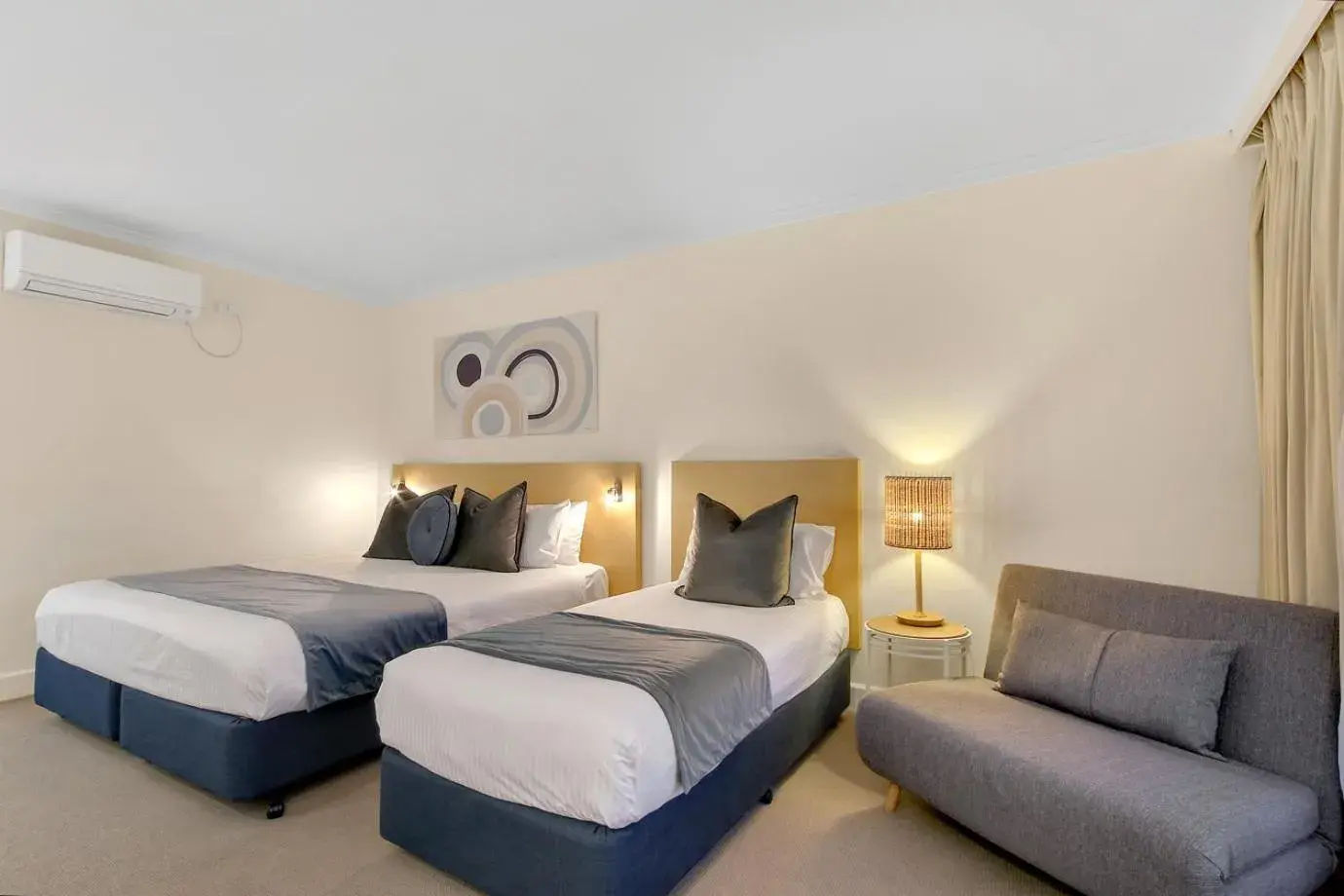 Family Room in Bellevue On The Lakes Family Room in Bellevue On The Lakes