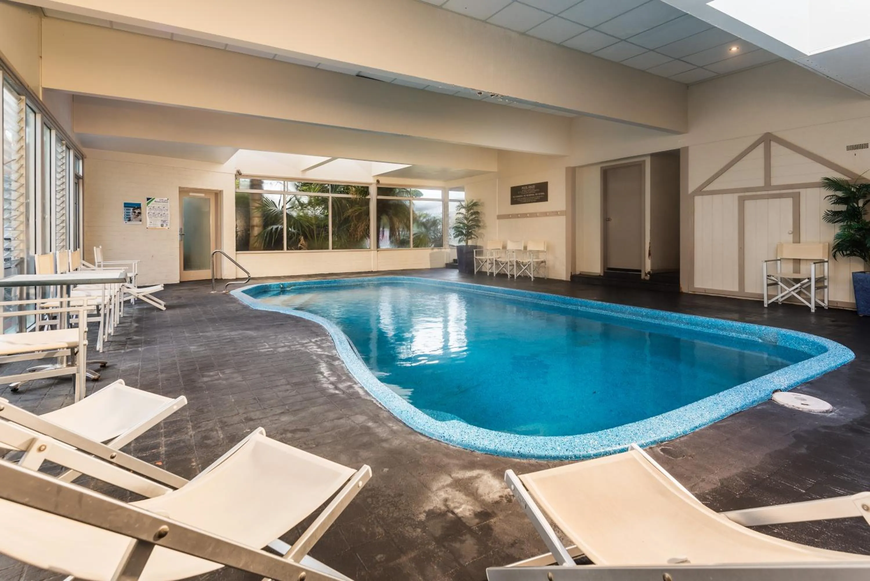 Swimming pool in Bellevue On The Lakes