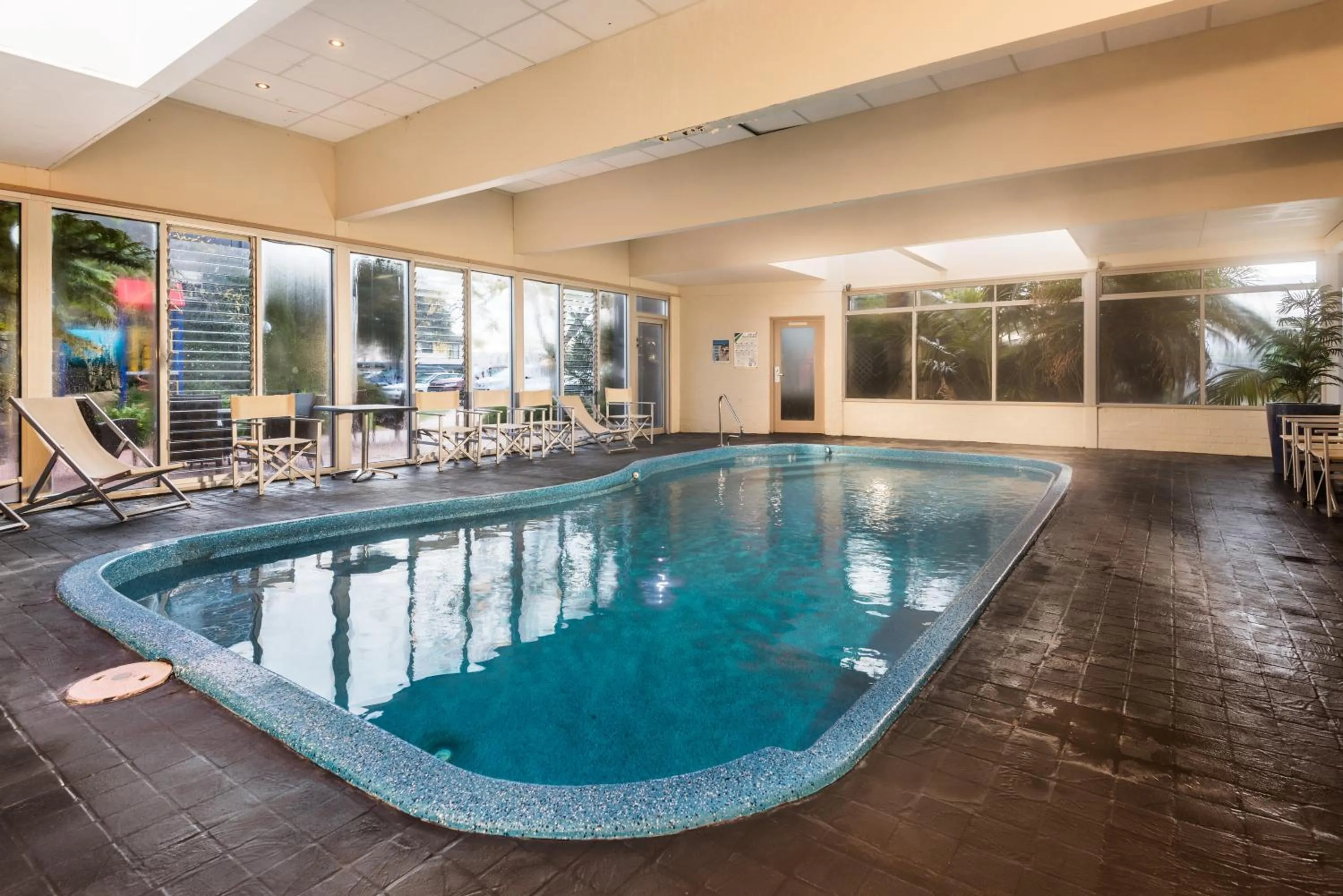 Swimming pool in Bellevue On The Lakes