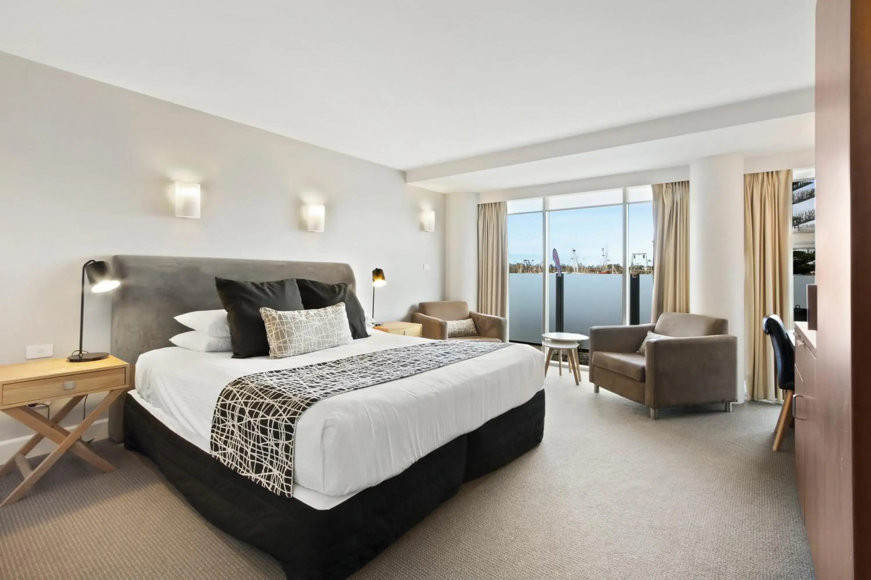 Executive Suite in Bellevue On The Lakes Executive Suite in Bellevue On The Lakes