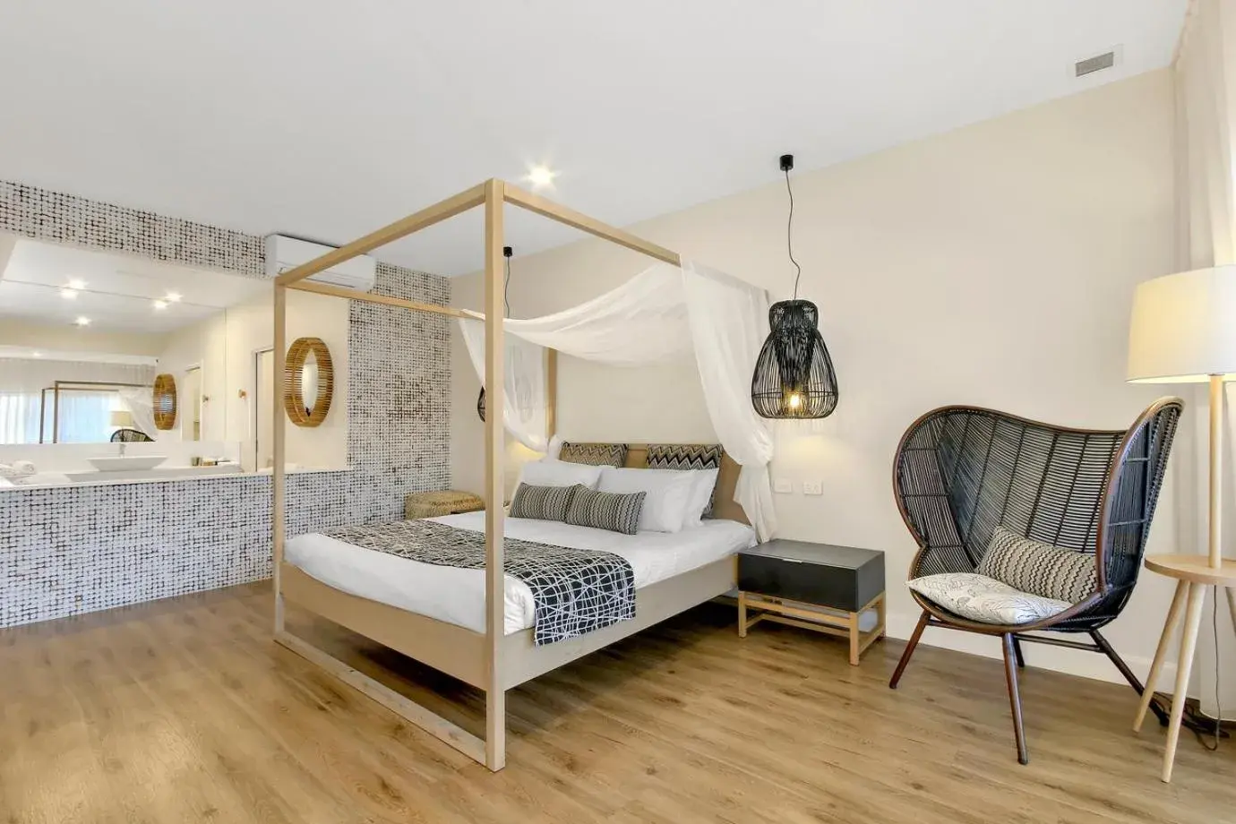 Honeymoon Suite in Bellevue On The Lakes Honeymoon Suite in Bellevue On The Lakes