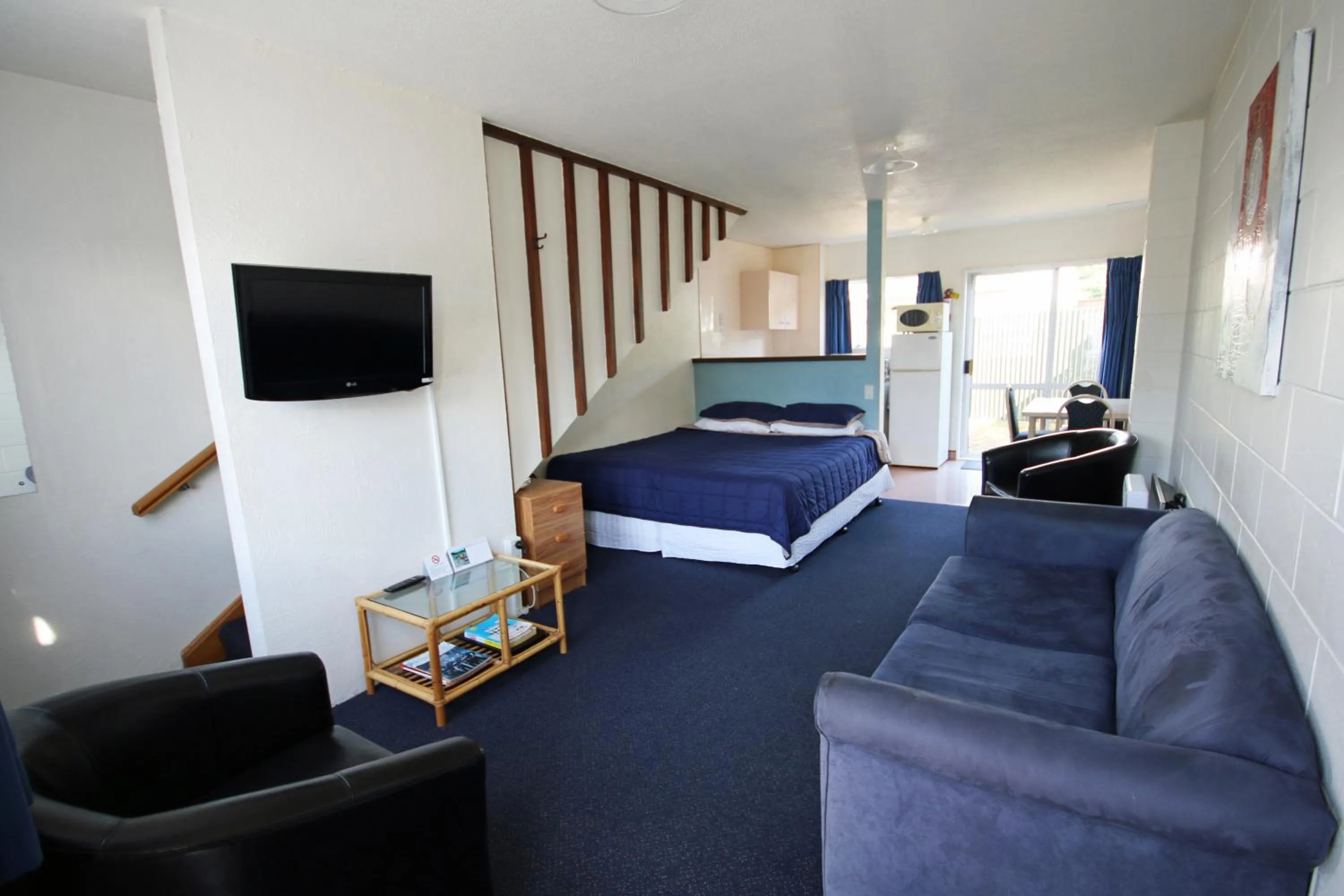 Living room, Bed in Midway Pacifica Lodge