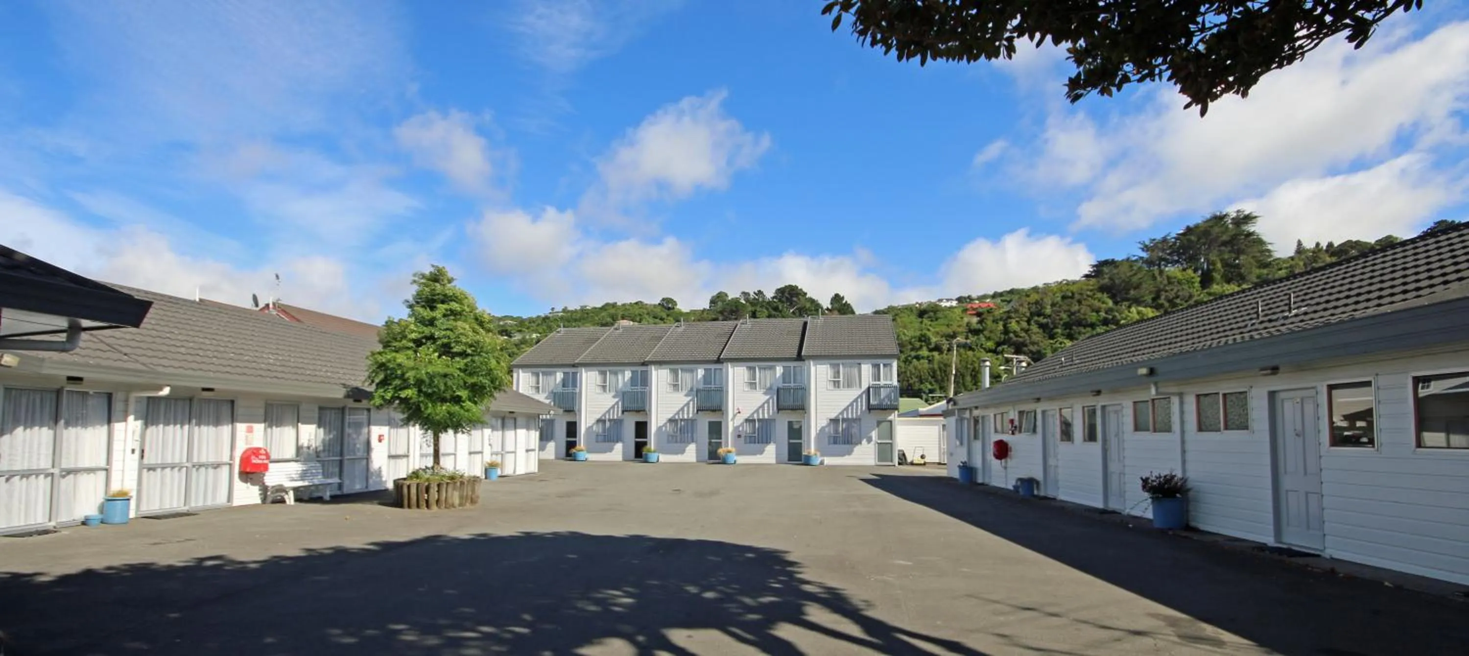 Facade/entrance in Midway Pacifica Lodge