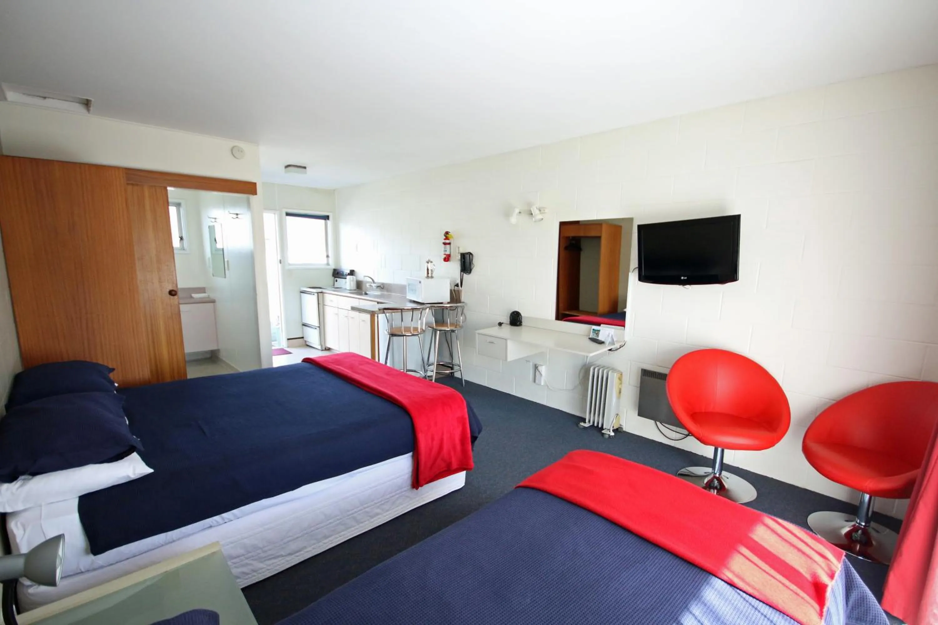 Photo of the whole room, Bed in Midway Pacifica Lodge