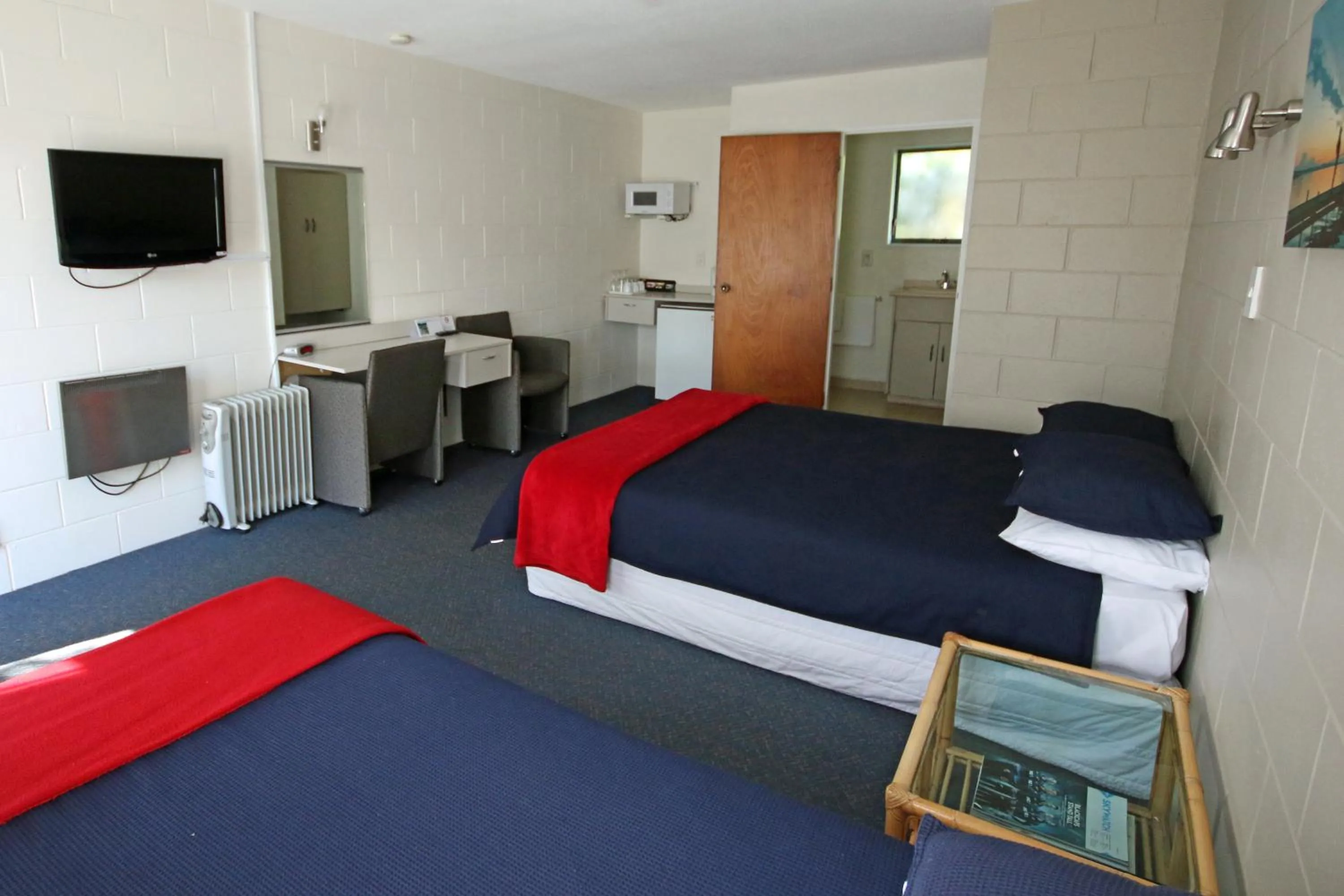 Photo of the whole room, Bed in Midway Pacifica Lodge