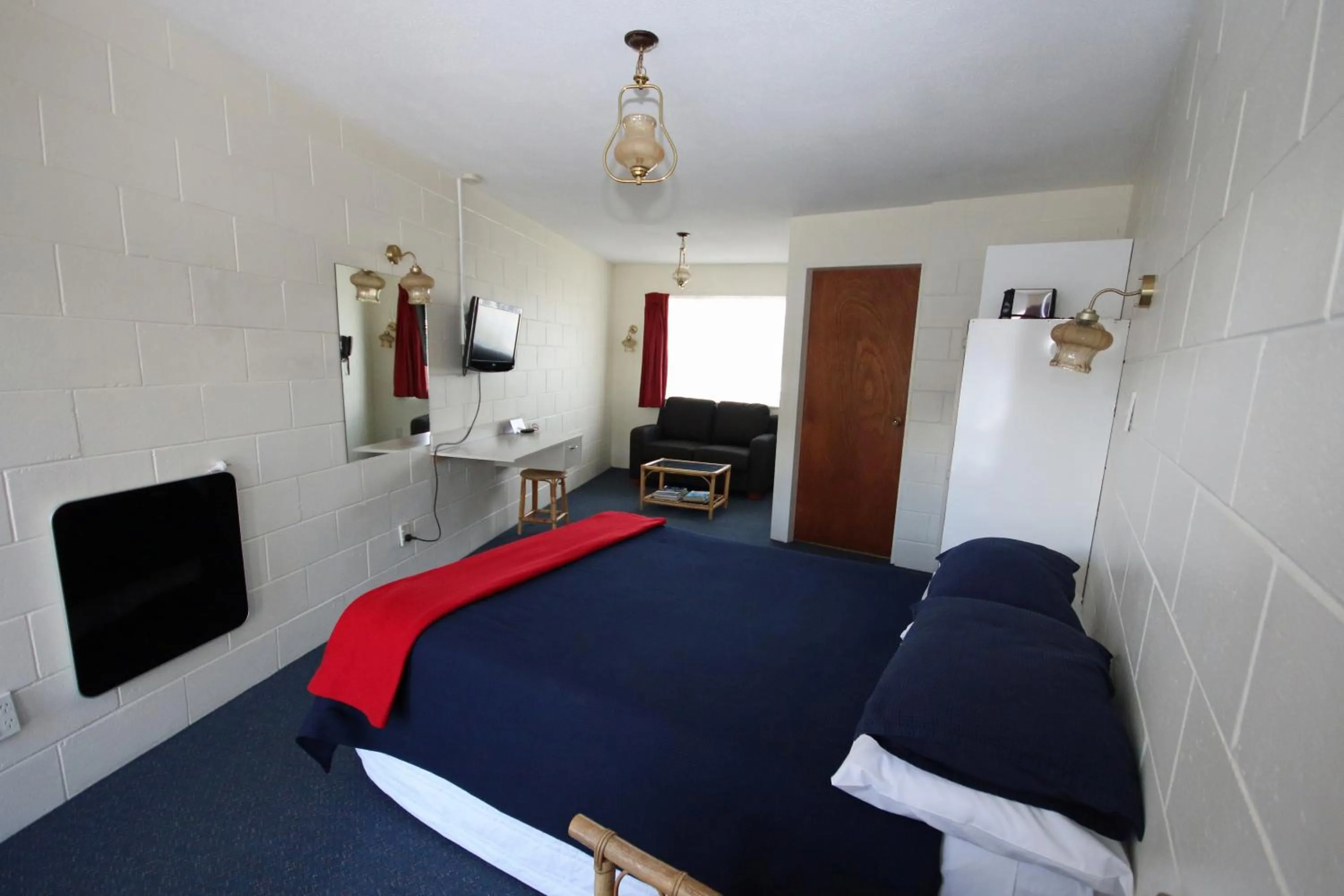 Photo of the whole room, Bed in Midway Pacifica Lodge