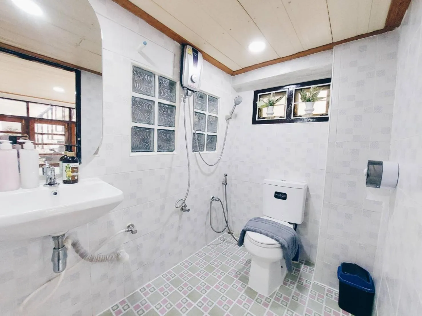 Shower in Green Riverside Homestay