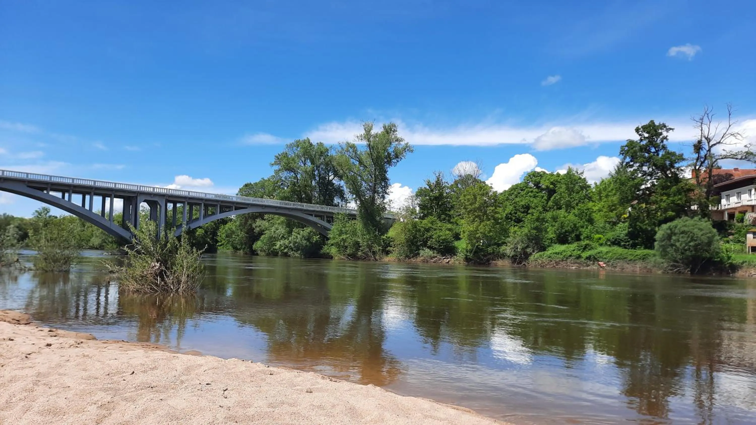 Text overlay in Le Pont de la Loire