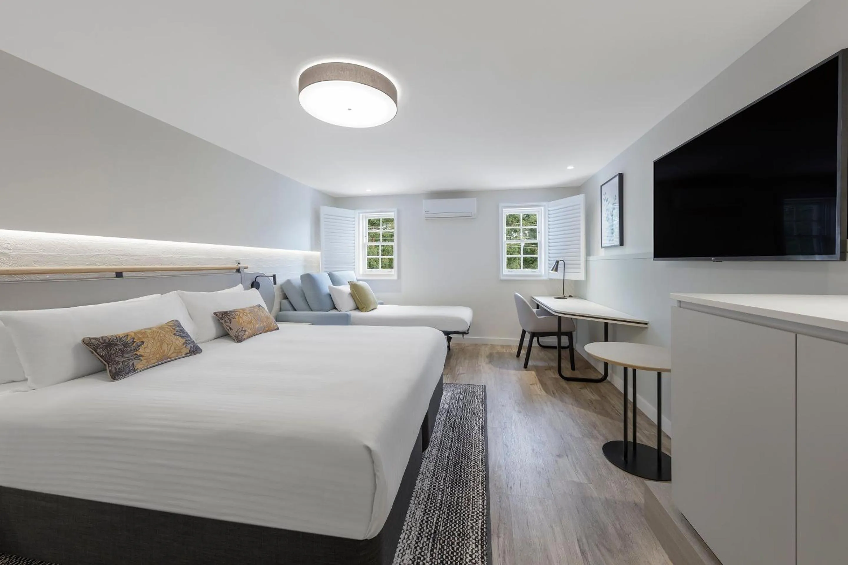 Photo of the whole room, Bed in Crowne Plaza Hawkesbury Valley by IHG