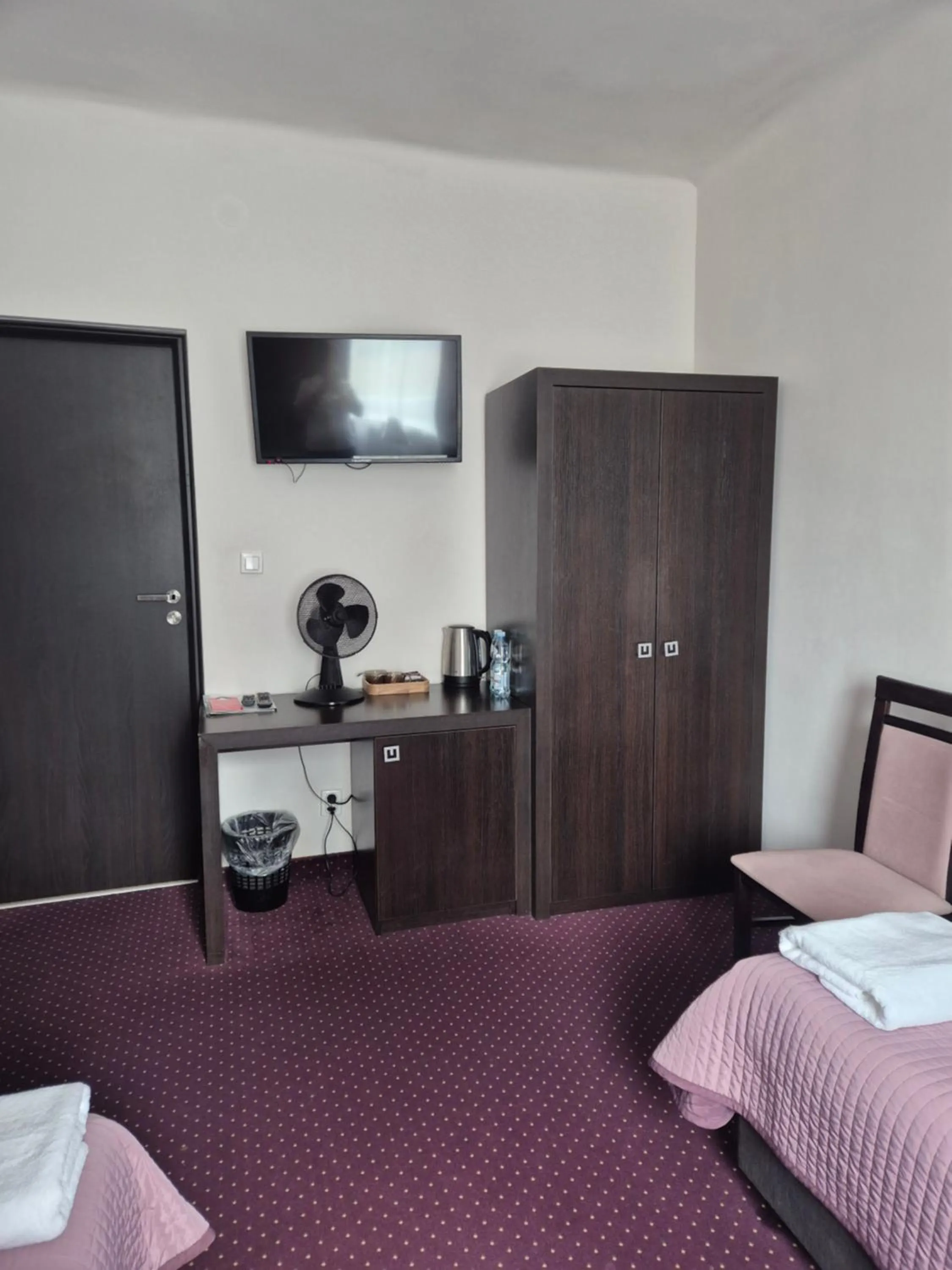 wardrobe, Bed in SCSK Pół Ławy