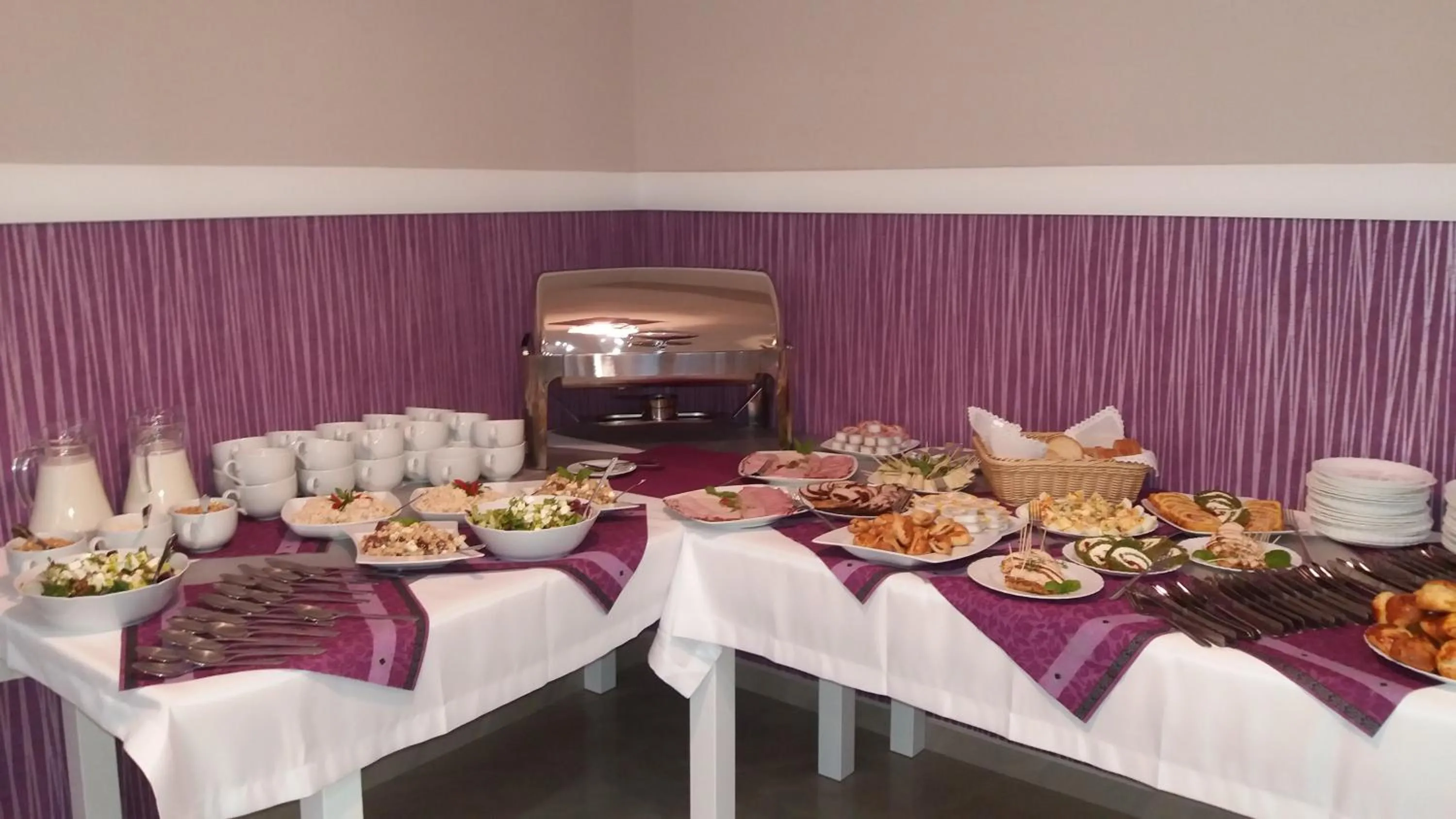 Buffet breakfast in SCSK Pół Ławy