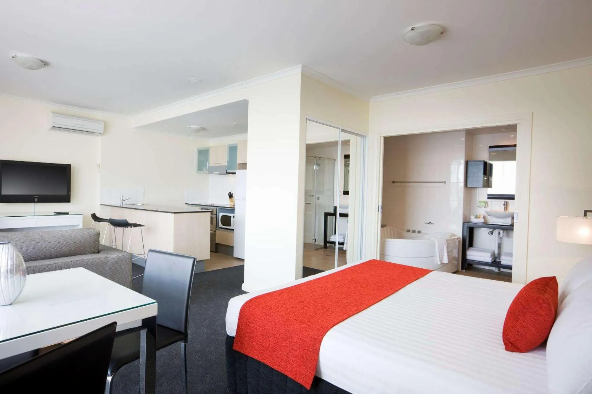 Bedroom, Bed in Rydges Mount Panorama Bathurst
