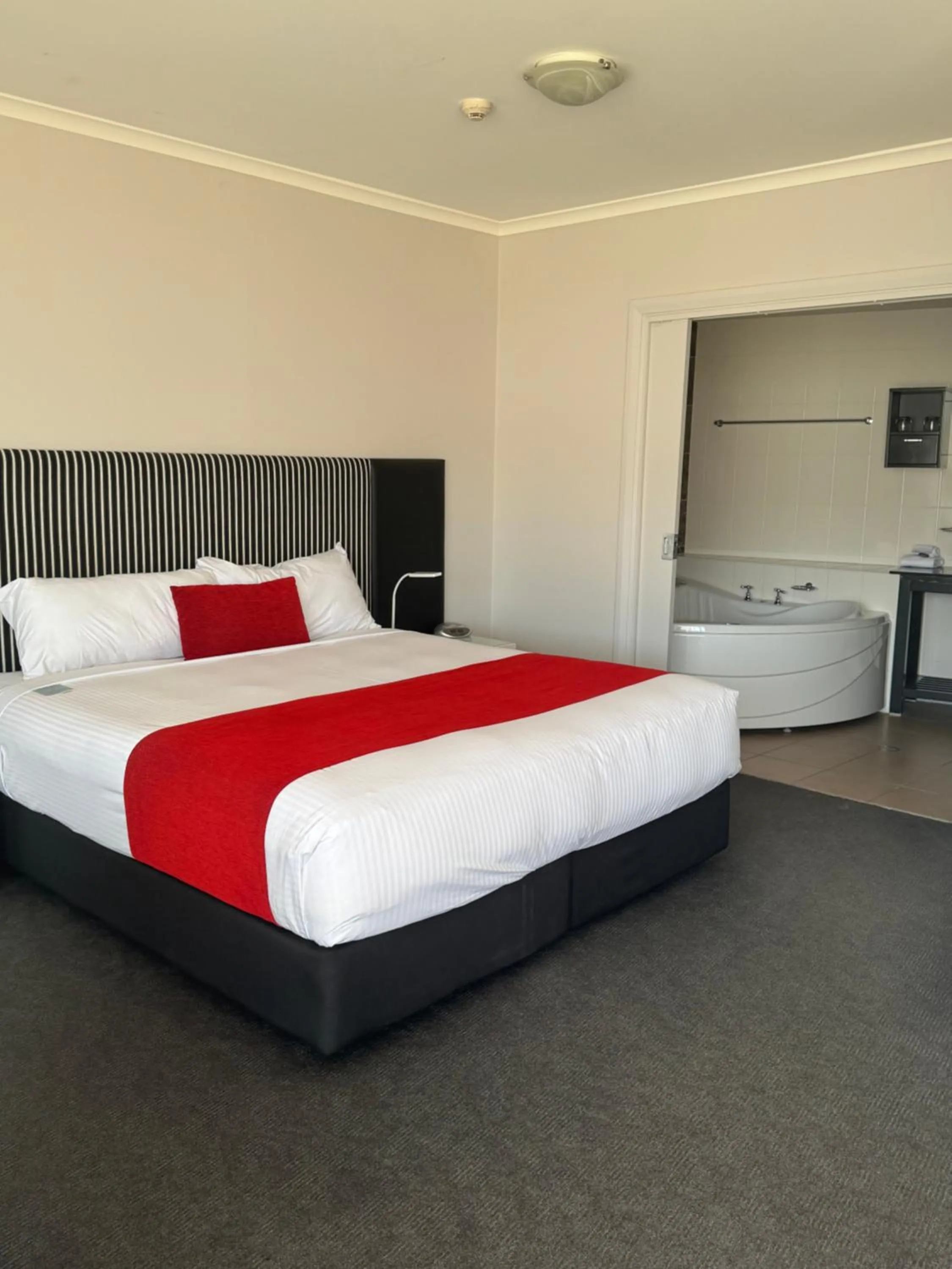 Bathroom, Bed in Rydges Mount Panorama Bathurst